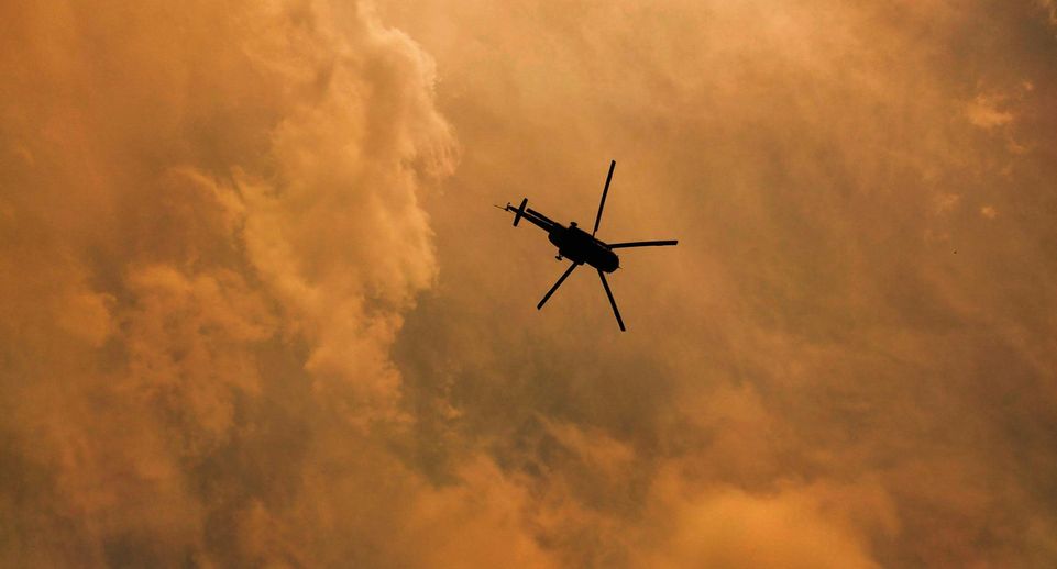 Разрушенный вертолет Robinson, тела 3 пассажиров и пилота нашли в Якутии