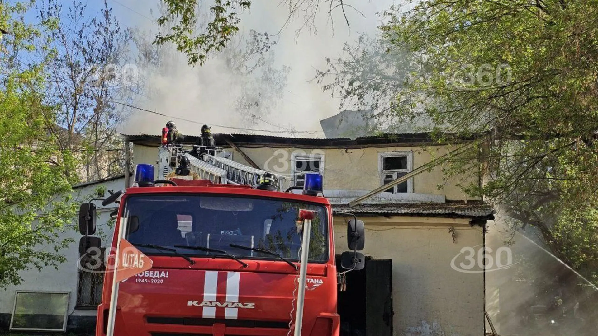 Спасатель пострадал во время пожара в Москве
