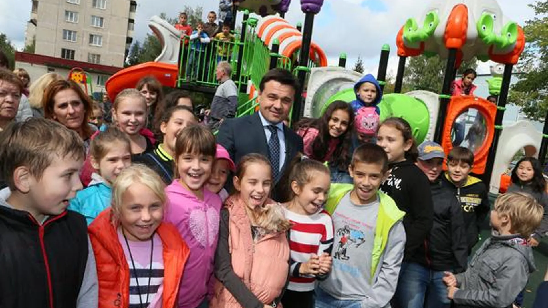 Воробьев посетил новую детскую площадку в Солнечногорске