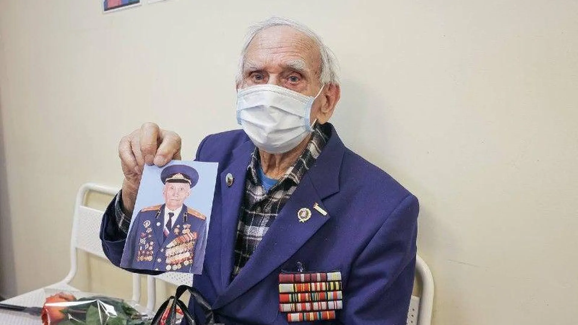 Ветеран из Балашихи получил значок вакцинированного перед 100-летним юбилеем 