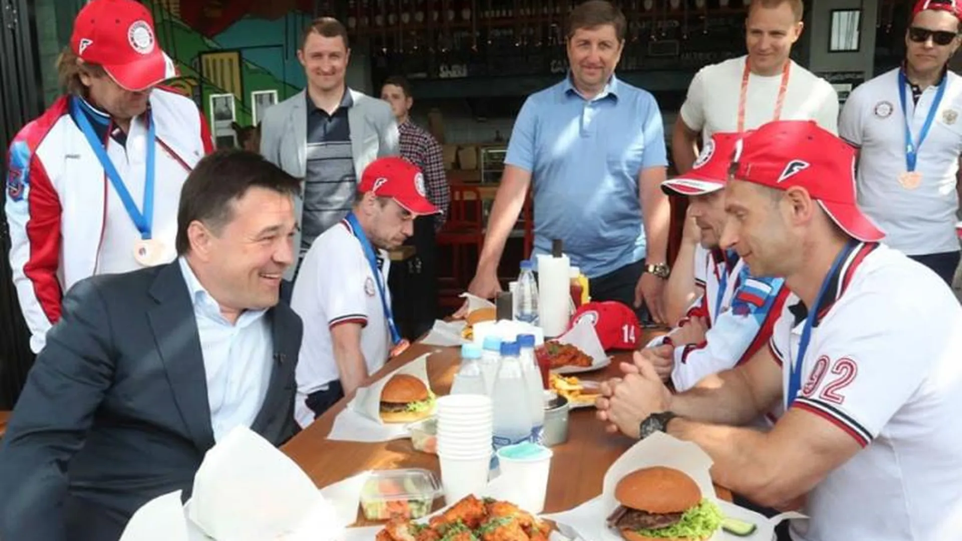 Воробьев в Сочи поздравил хоккеистов из Одинцова с 3 местом на всероссийском фестивале