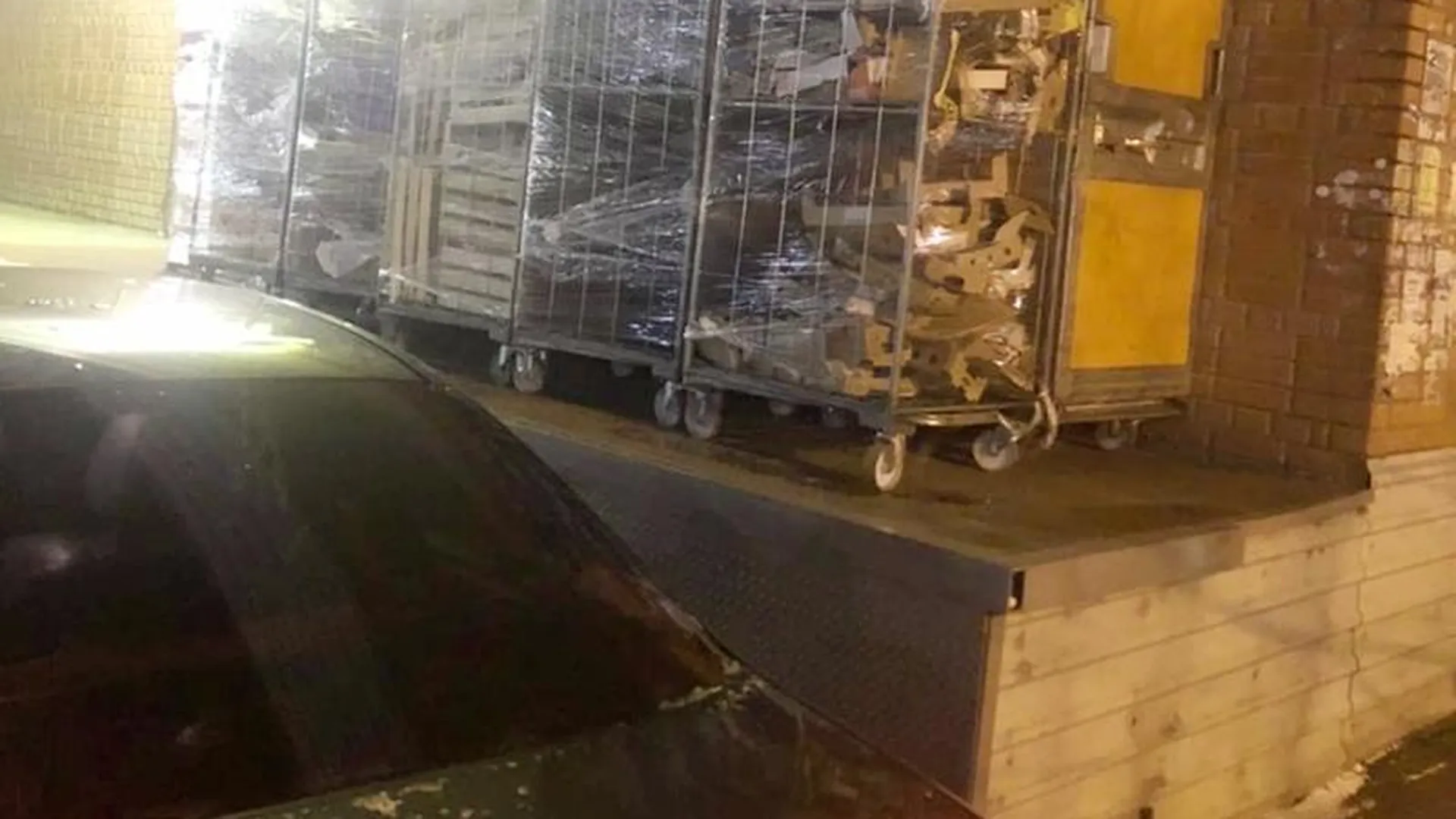 Разгрузочный контейнер разбил автомобиль с жительницей Чехова