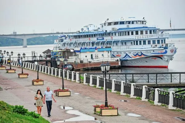 Теплоход «Н. А. Некрасов» у пристани в Костроме.