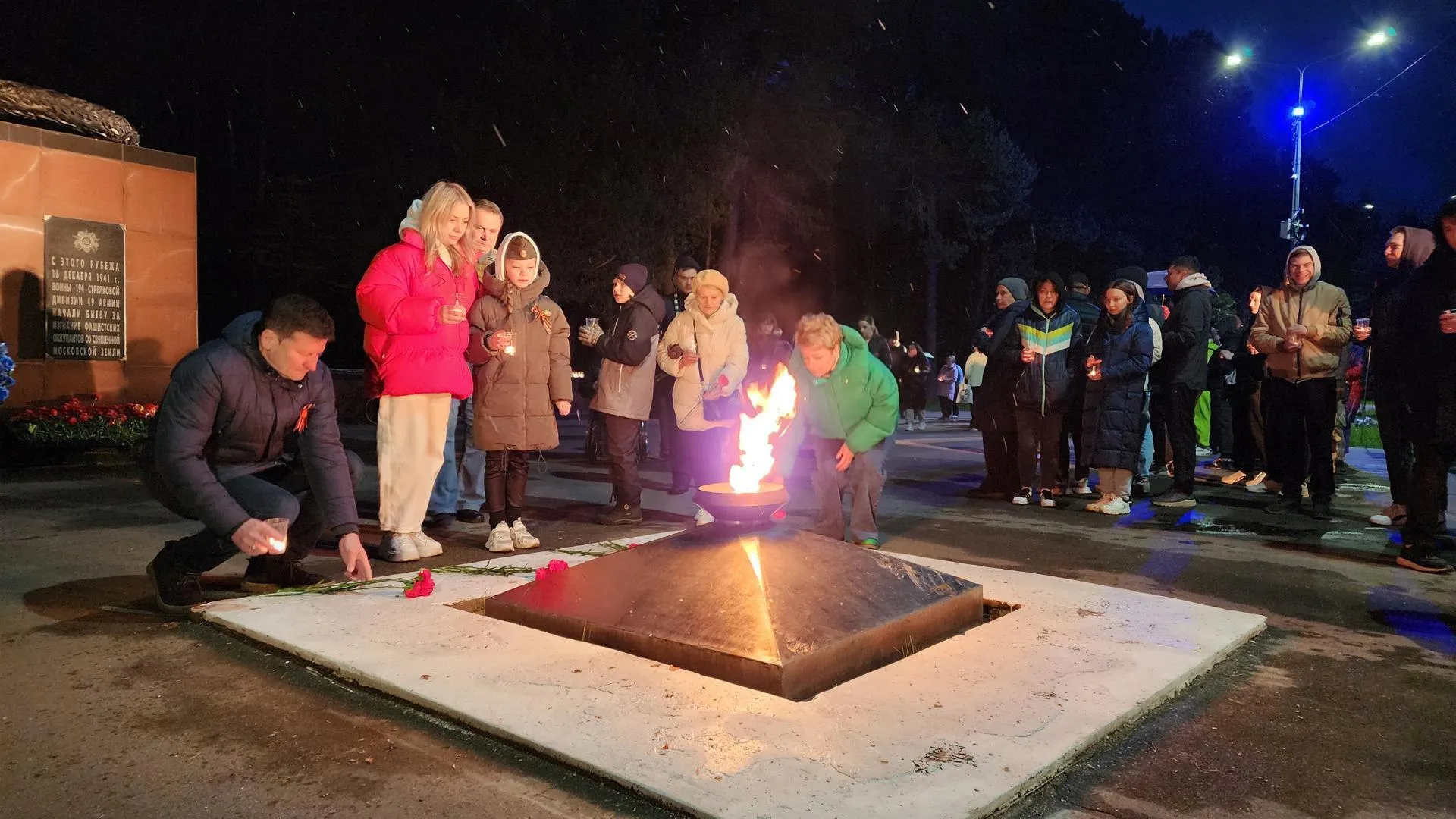 На протвинском мемориале «Рубеж обороны» зажгли сотни свечей в дань памяти воинов ВОВ