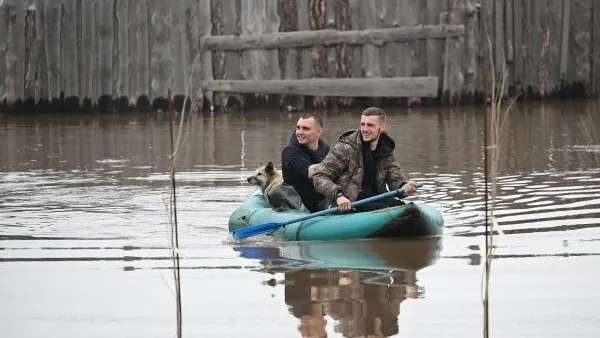 «Продолжает прибывать». Уровень воды в реке Урал в Оренбурге достиг исторического рекорда