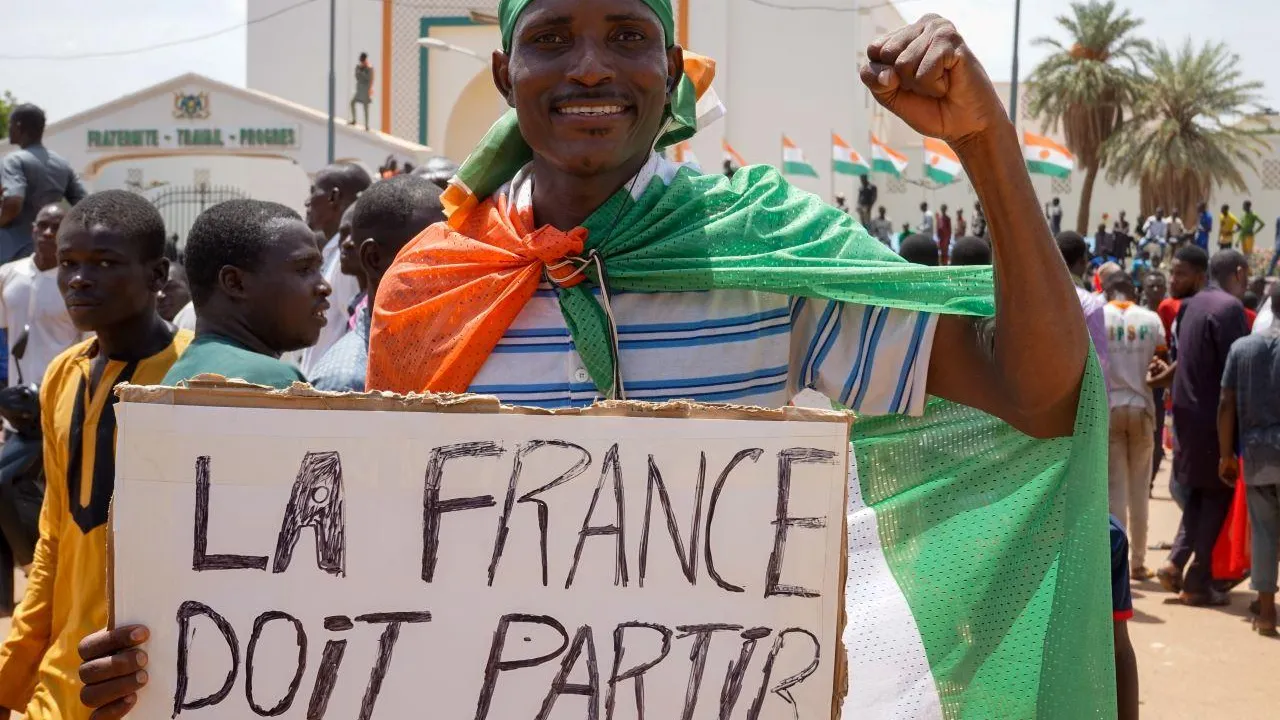 На плакате демонстрантов в Ниамее подпись «Франция должна уйти»