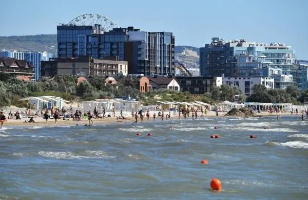 Люди купаются и отдыхают на пляже в Анапе.
