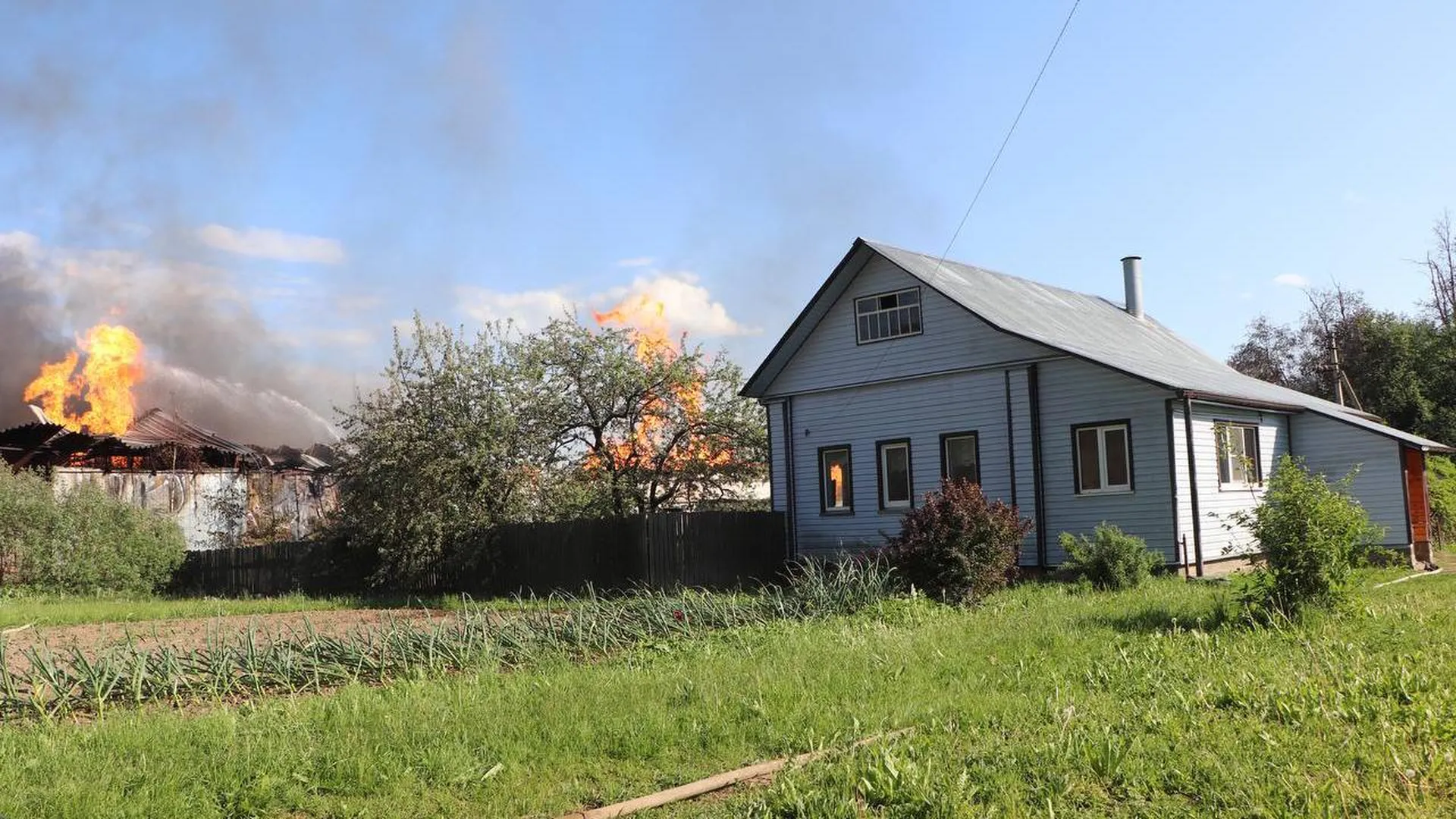 Подмосковные пожарные спасли от огня жилой дом в Волоколамске