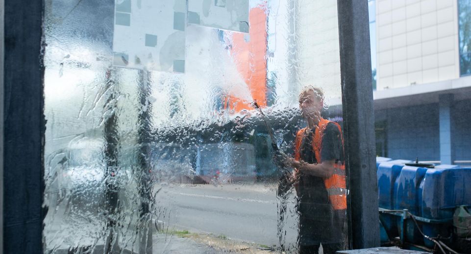 Автобусные остановки очистили от граффити и незаконной рекламы в Подмосковье