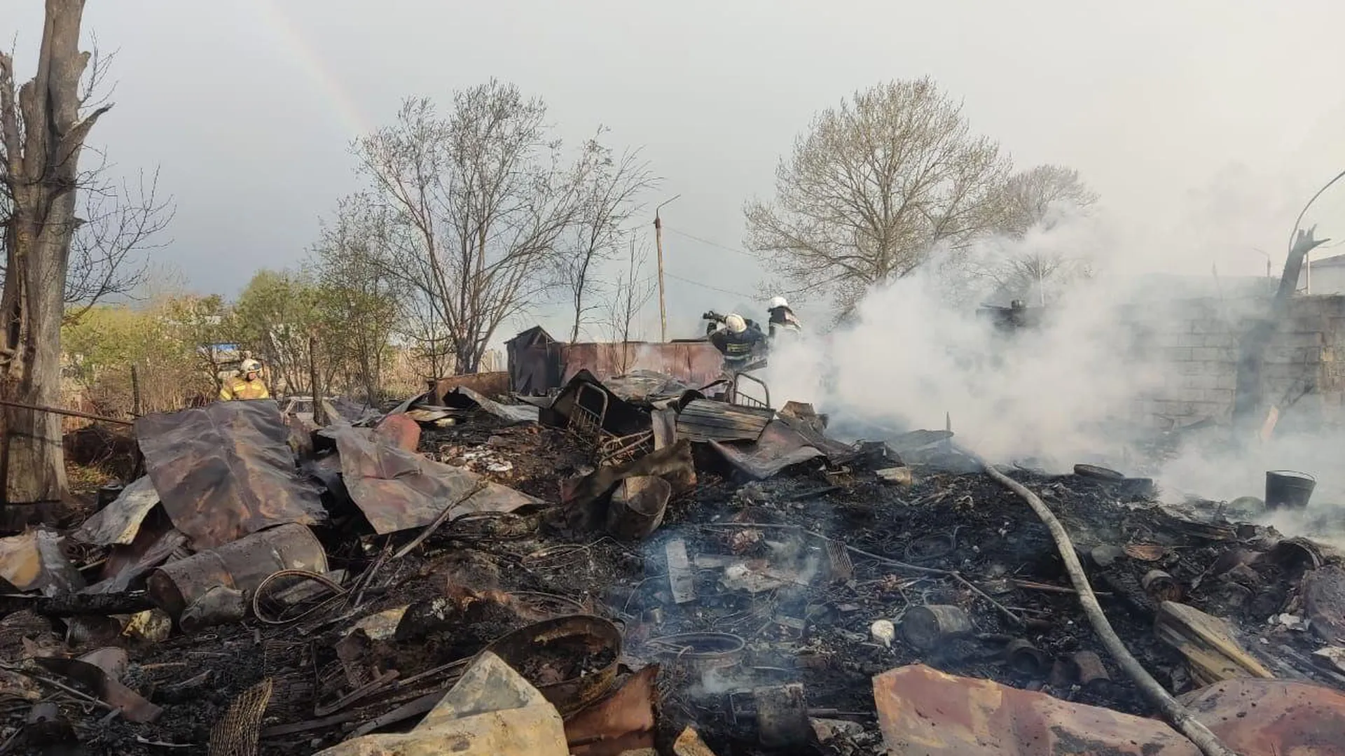 Сгорели дотла. Огонь уничтожил десятки дачных домов и хозпостроек на Сахалине