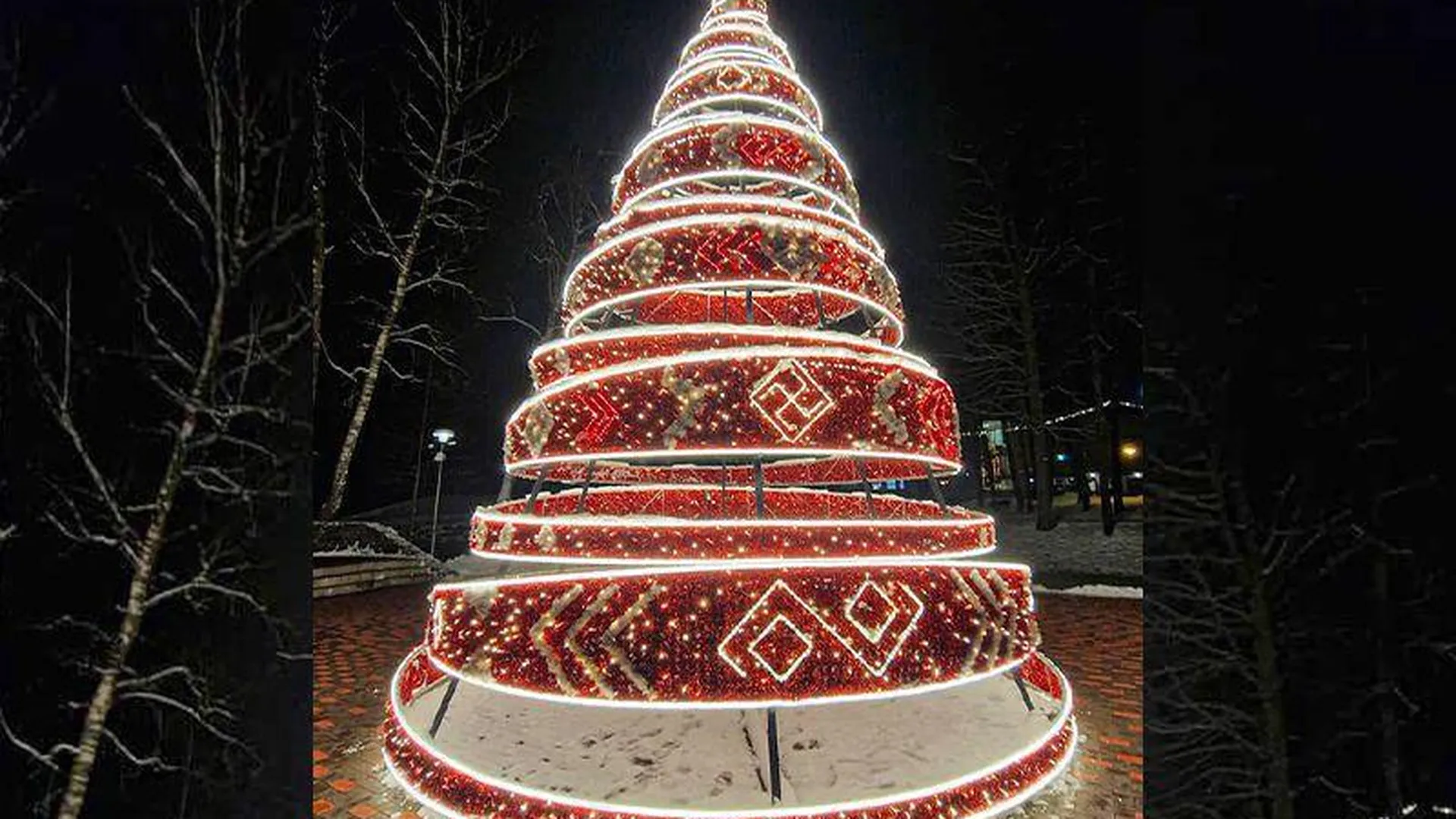 «Провокация и манипуляция»: россияне возмутились фашистским украшением новогодней елки в Латвии