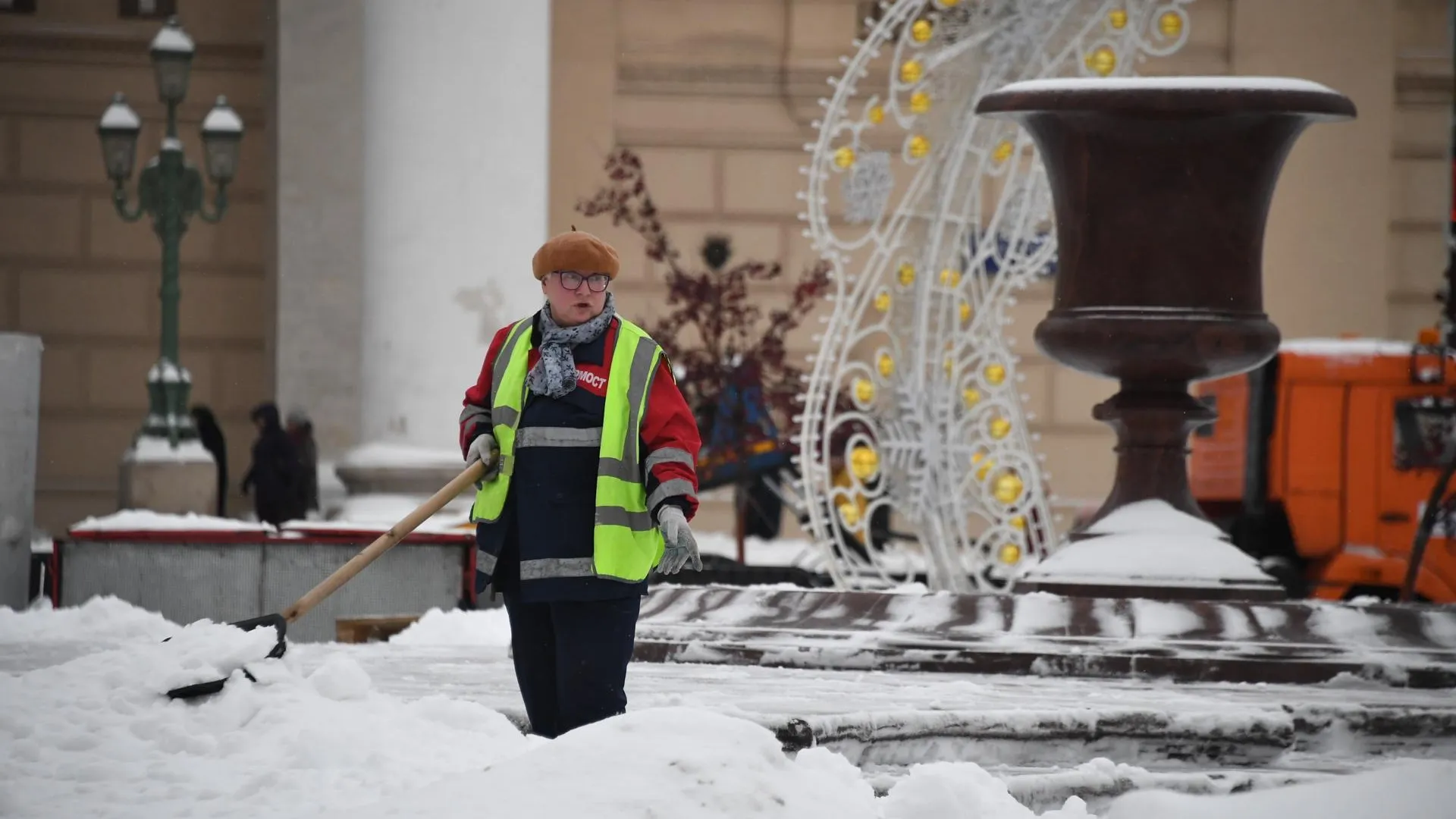 Сотрудница коммунальной службы убирает улицы после снегопада. Фото: Komsomolskaya Pravda