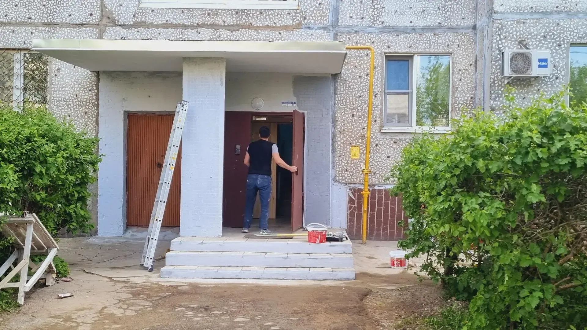 В Городском округе Пушкинский почти закончили ремонт еще одного подъезда