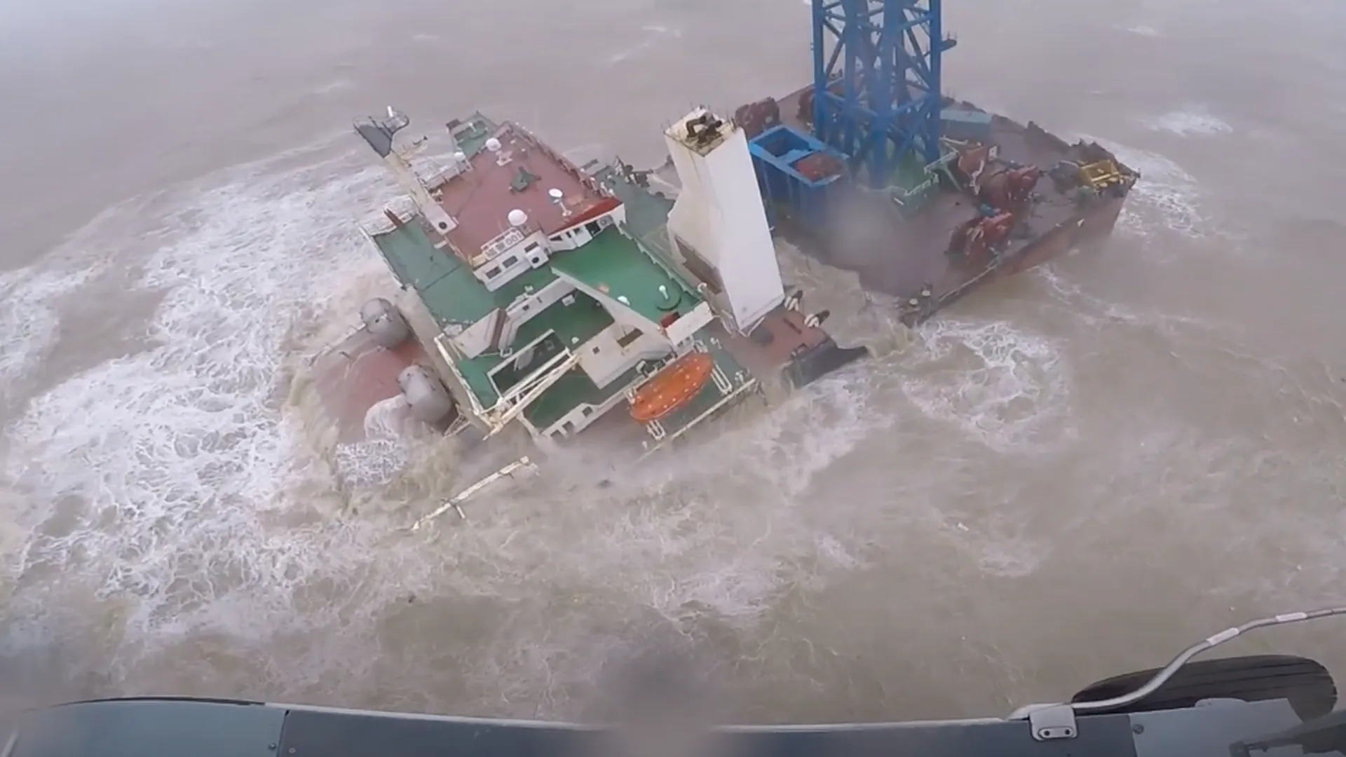 Судно с 30 членами экипажа разломилось пополам из-за тайфуна в Южно-Китайском море