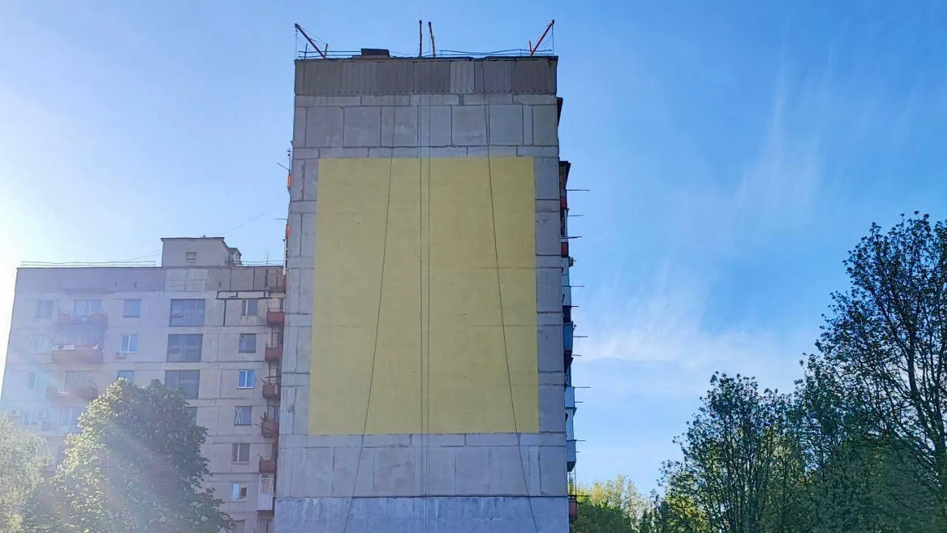 Подмосковные строители украсят муралом стену дома в Лисичанске