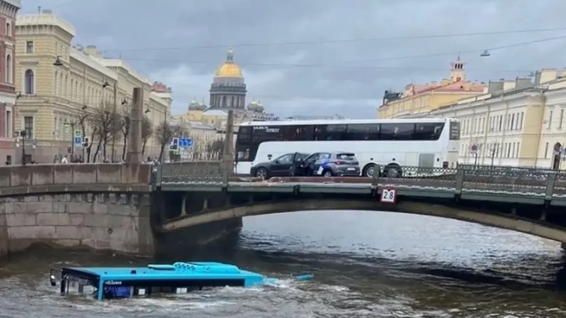 В Петербурге автобус с пассажирами рухнул с Поцелуева моста в Мойку и ушел под воду, четверо погибших