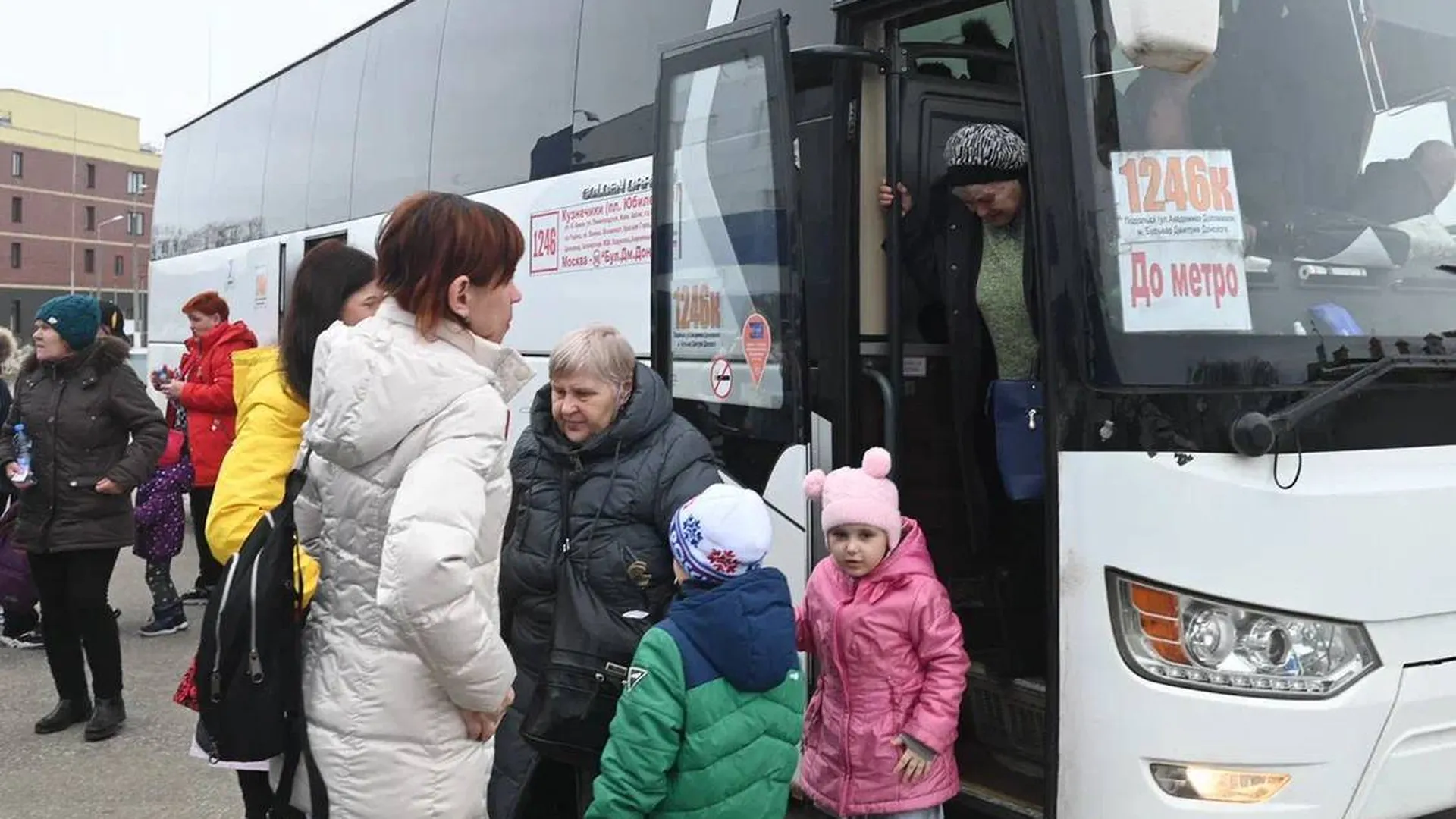 Подмосковные перевозчики бесплатно доставили детей из Донбасса на экскурсии  в выходные | 360°