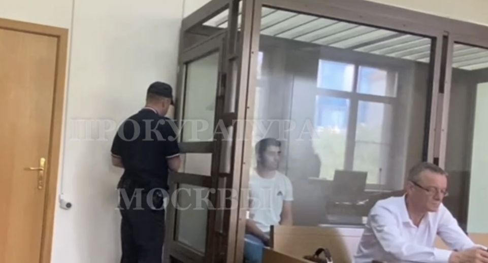 Суд в Москве арестовал топтавшего крест блогера, у которого нашли детское порно