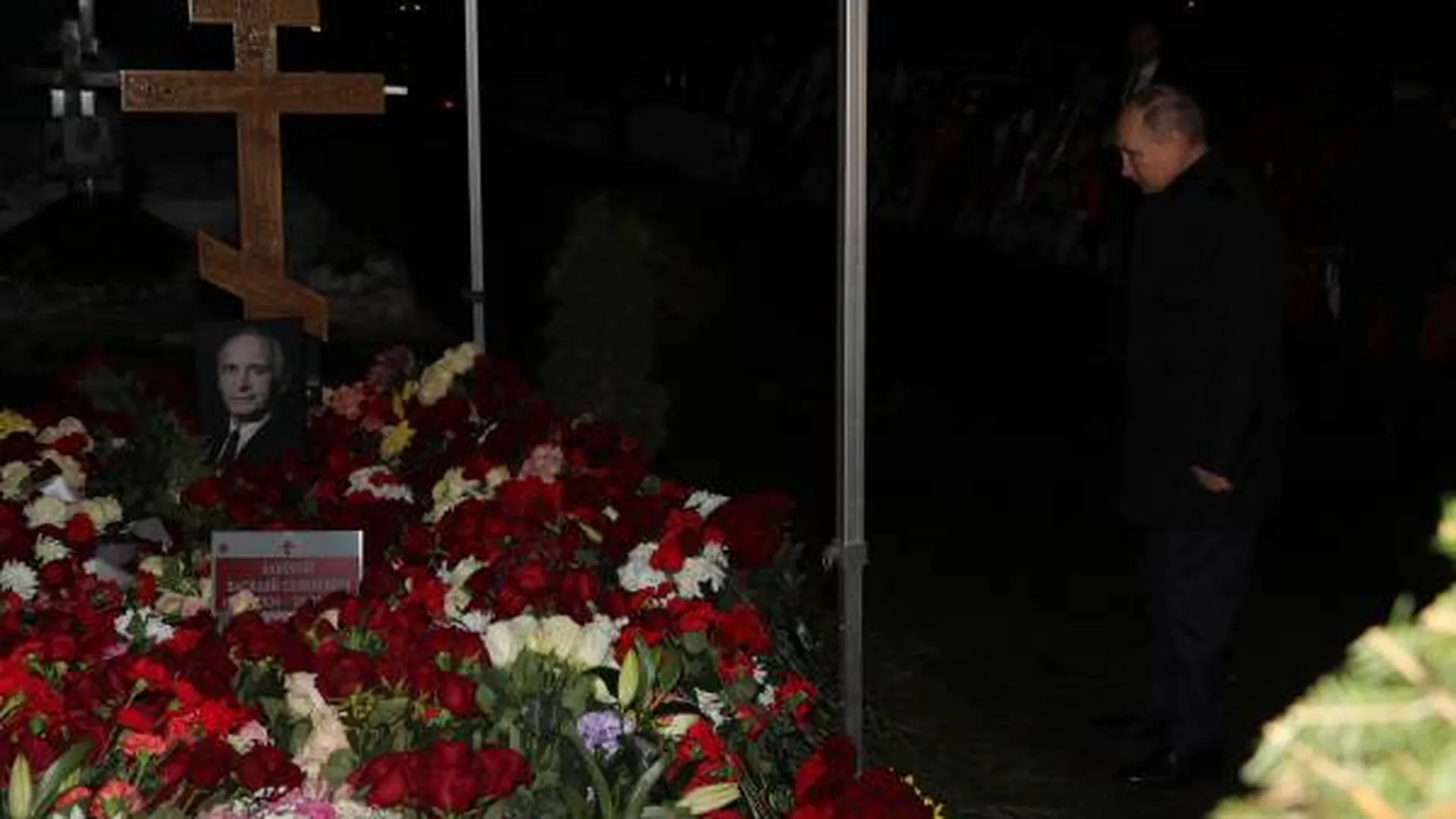 Путин принес цветы на могилу Ланового. Видео