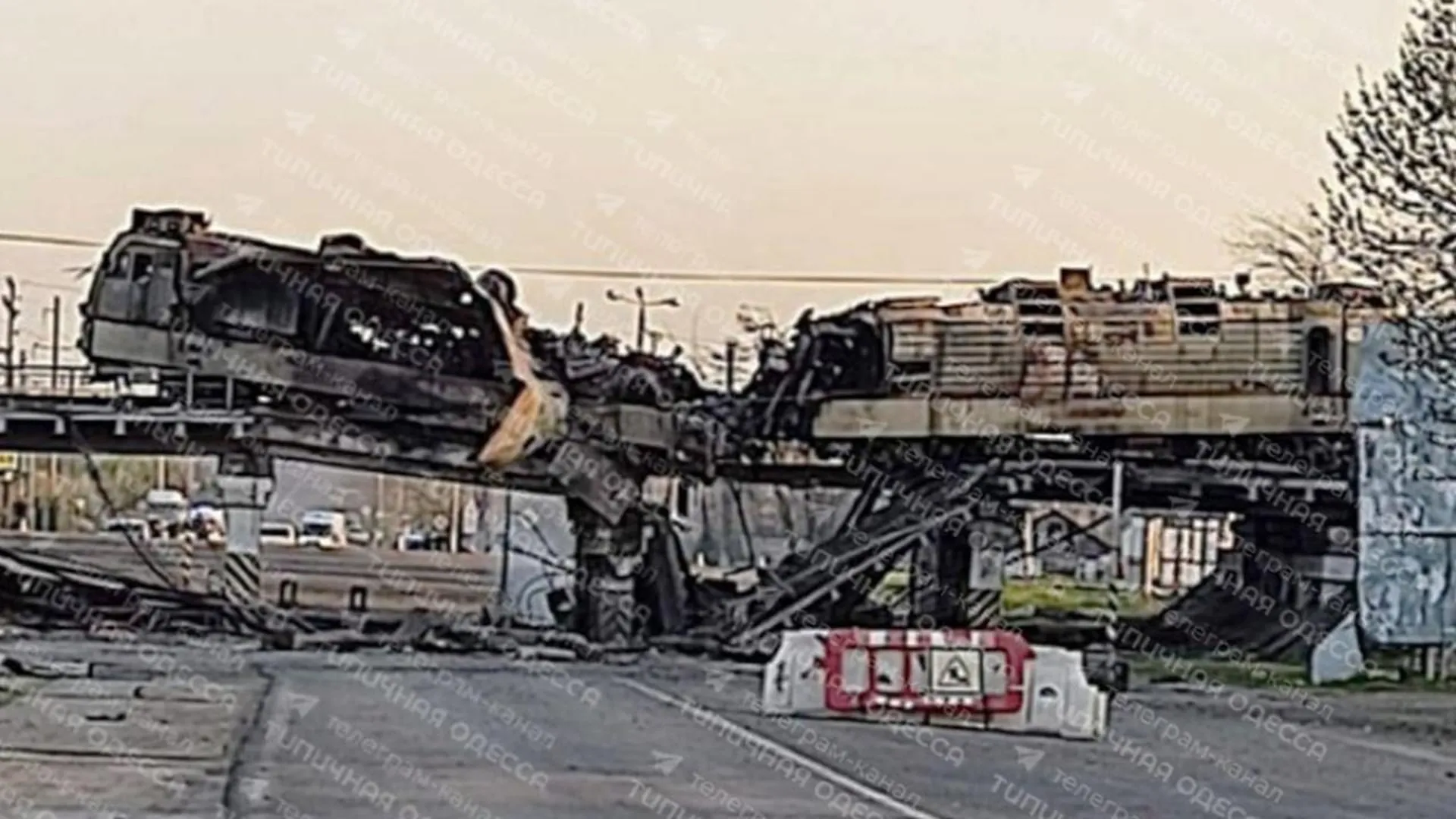 В Сети появились кадры разрушенного российским ударом железнодорожного моста в Одесской области