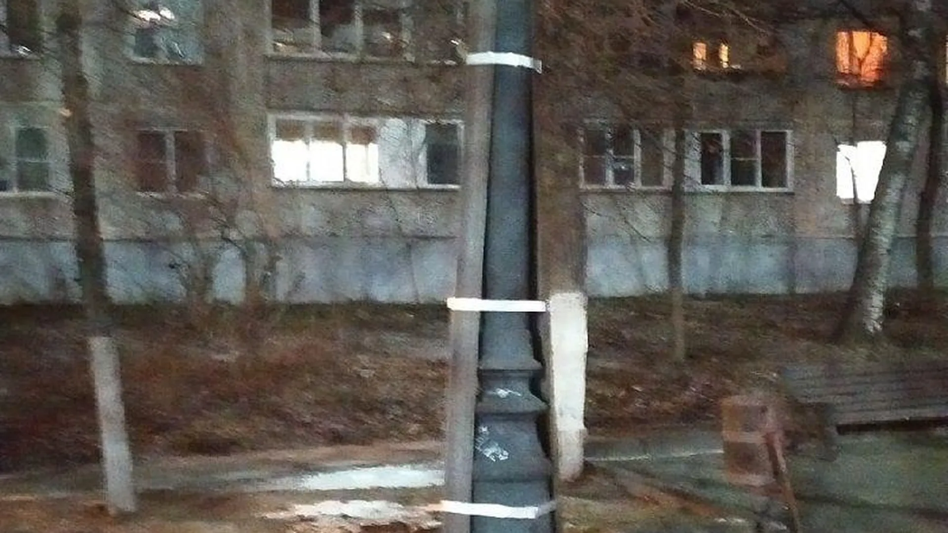 Коммунальщики починили сломанный фонарь в Пушкино деревянной палкой