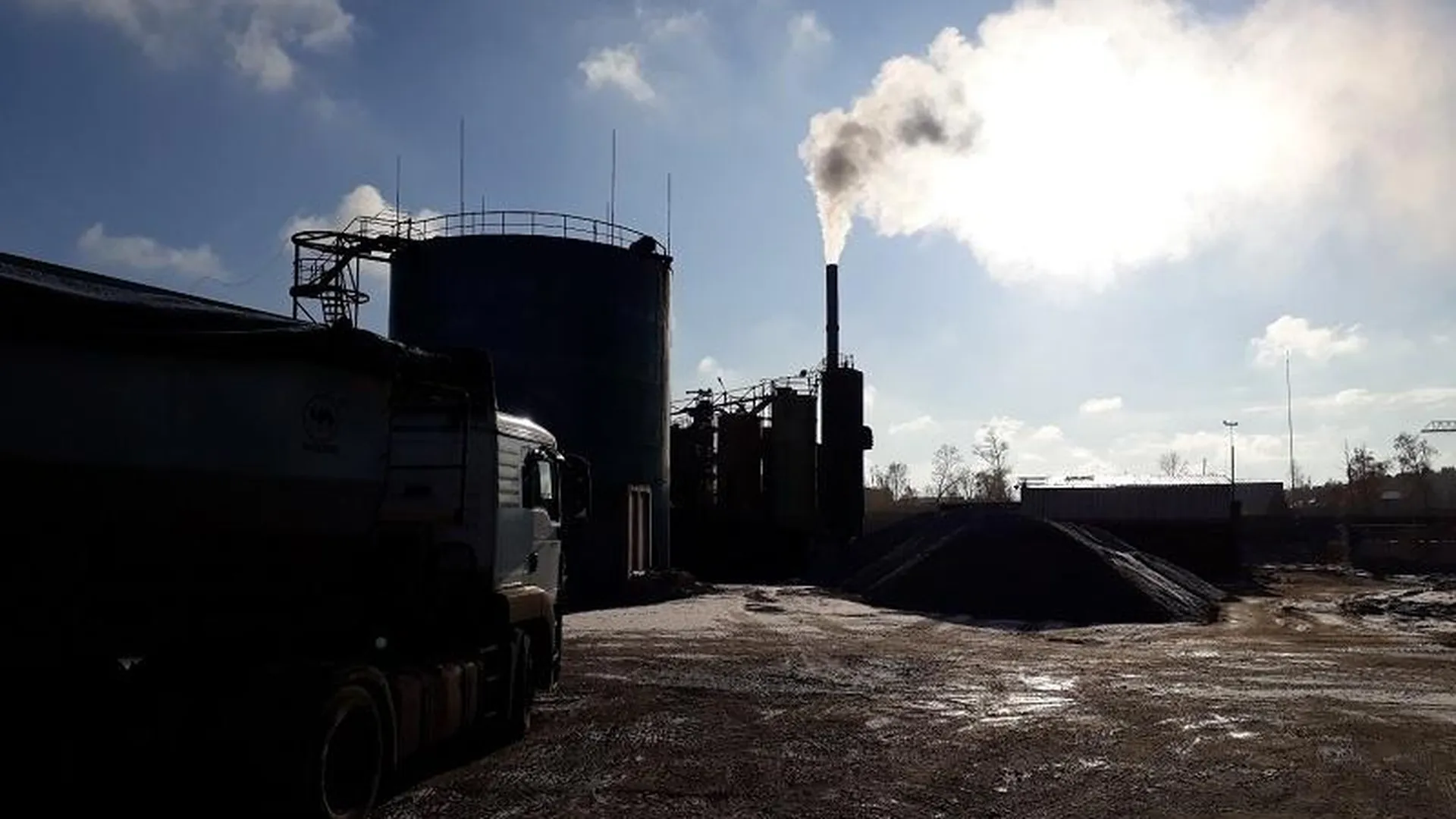 Бетонному заводу запретили пылить в деревне под Люберцами