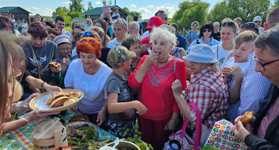 Более 140 килограммов огурцов засолили на фестивале в Луховицах