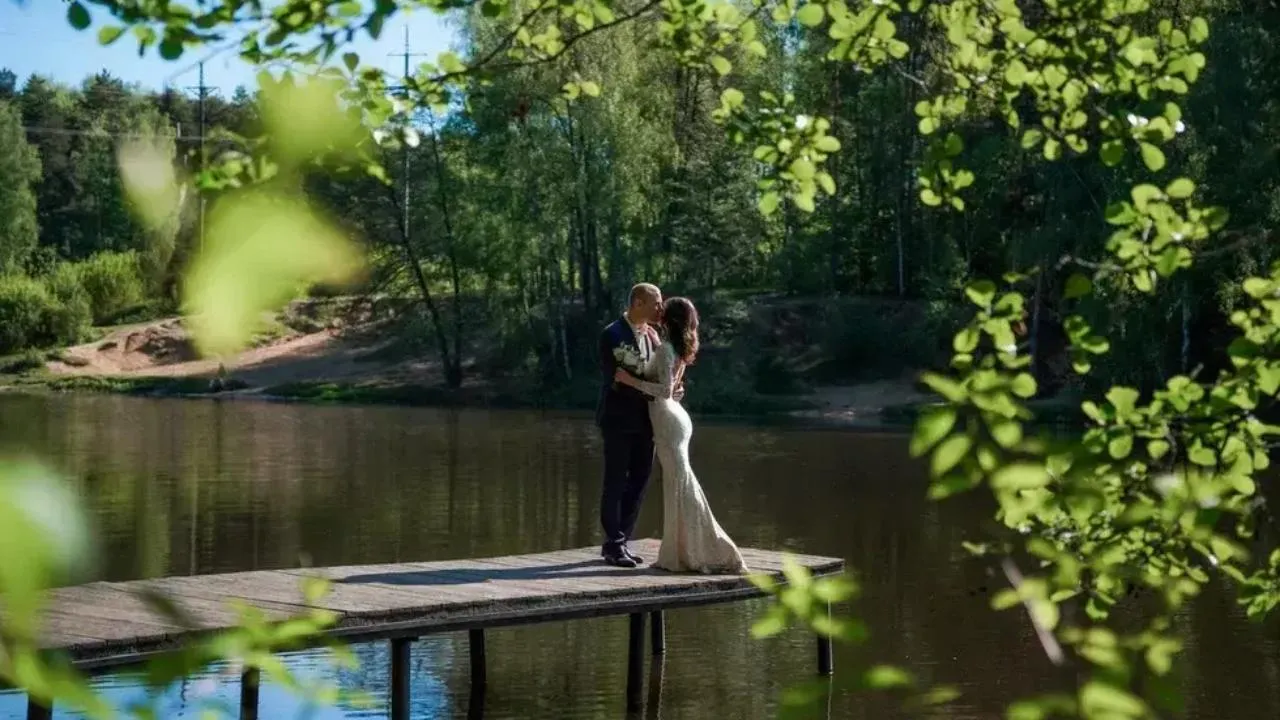 Более ста пар решили пожениться в парках Подмосковья