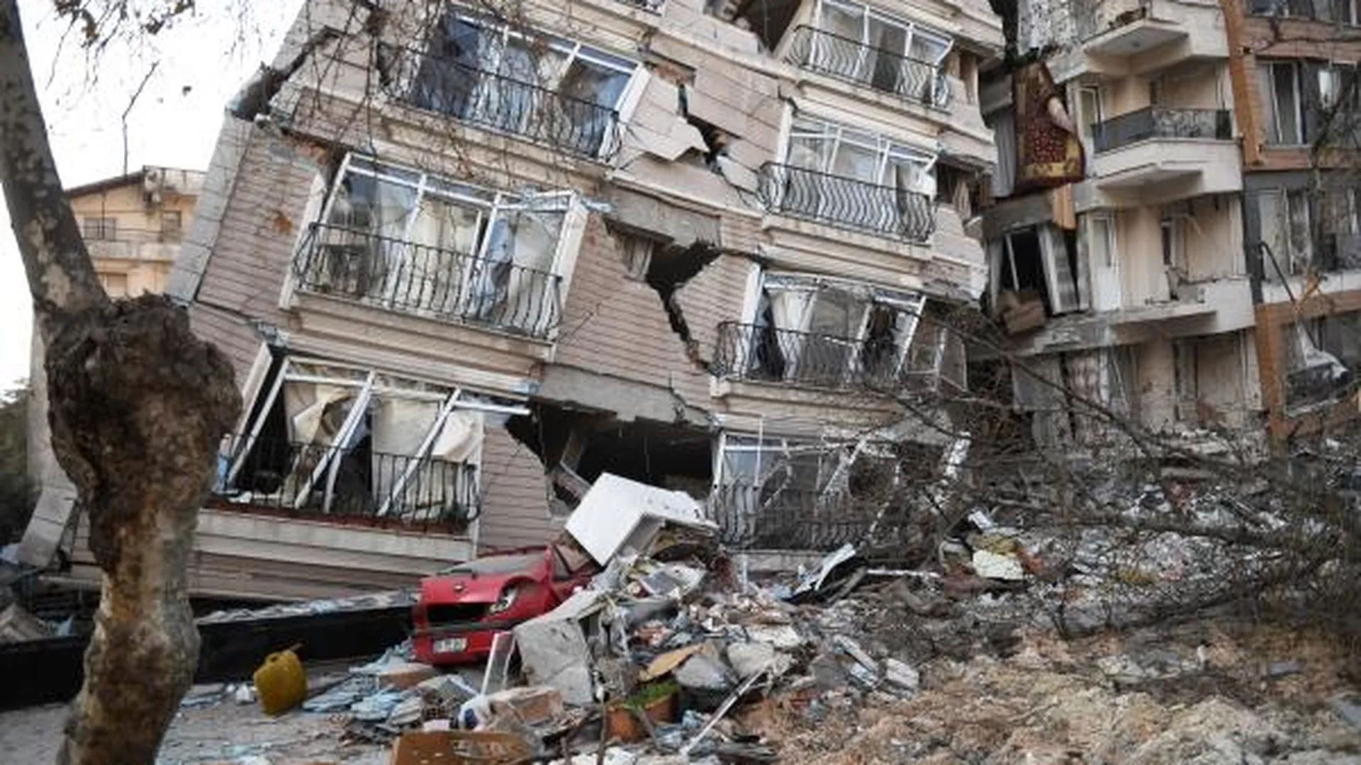 Жилой дом, разрушенный в результате землетрясения в турецком городе Антакья