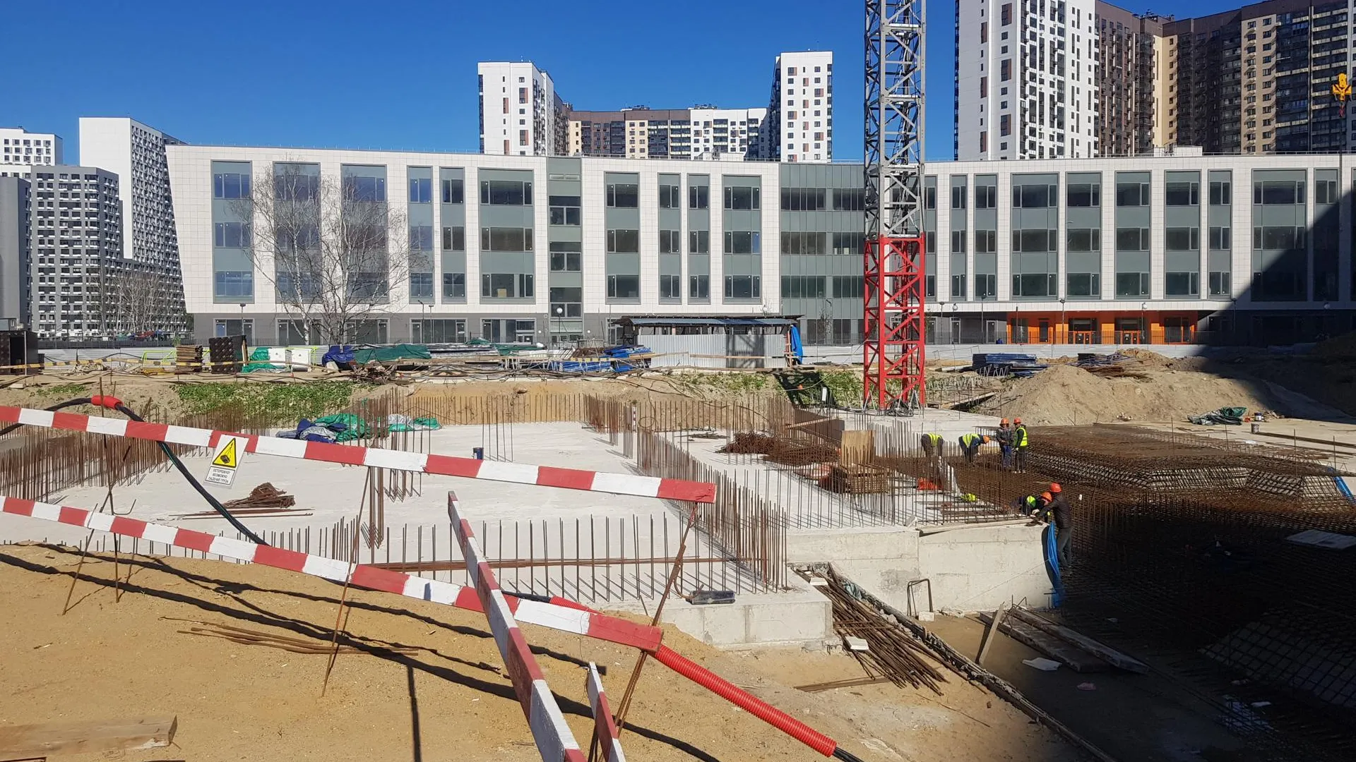 Более пятидесяти рабочих задействованы в строительстве нового детского сада в Люберцах