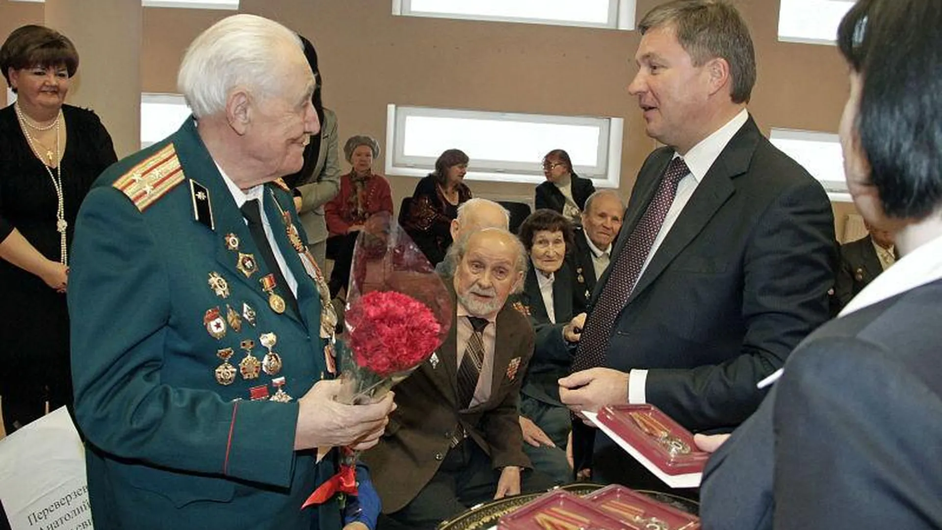 В Мытищинском районе медали в честь Победы получили более 40 ветеранов