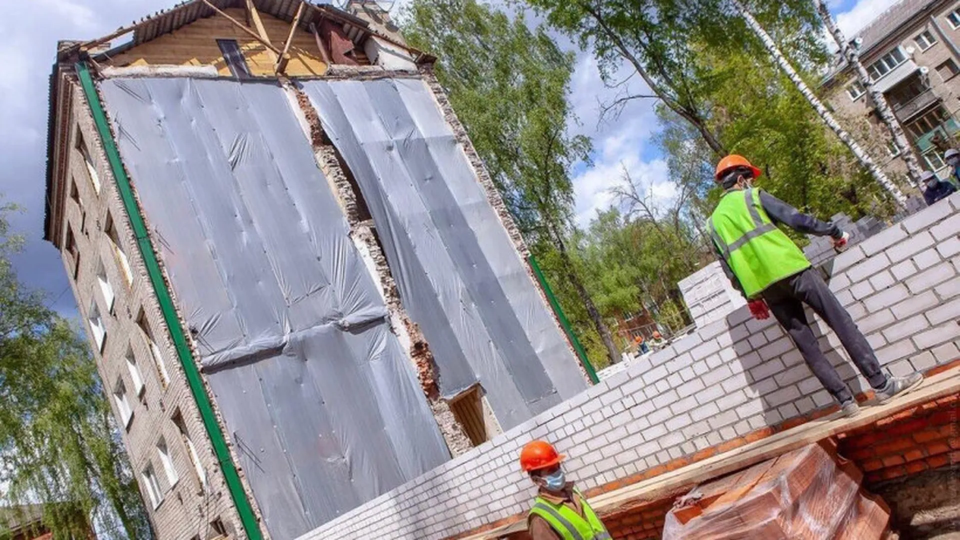Коронавирус не помеха. Восстановление разрушенного взрывом дома в Орехово-Зуеве идет полным ходом