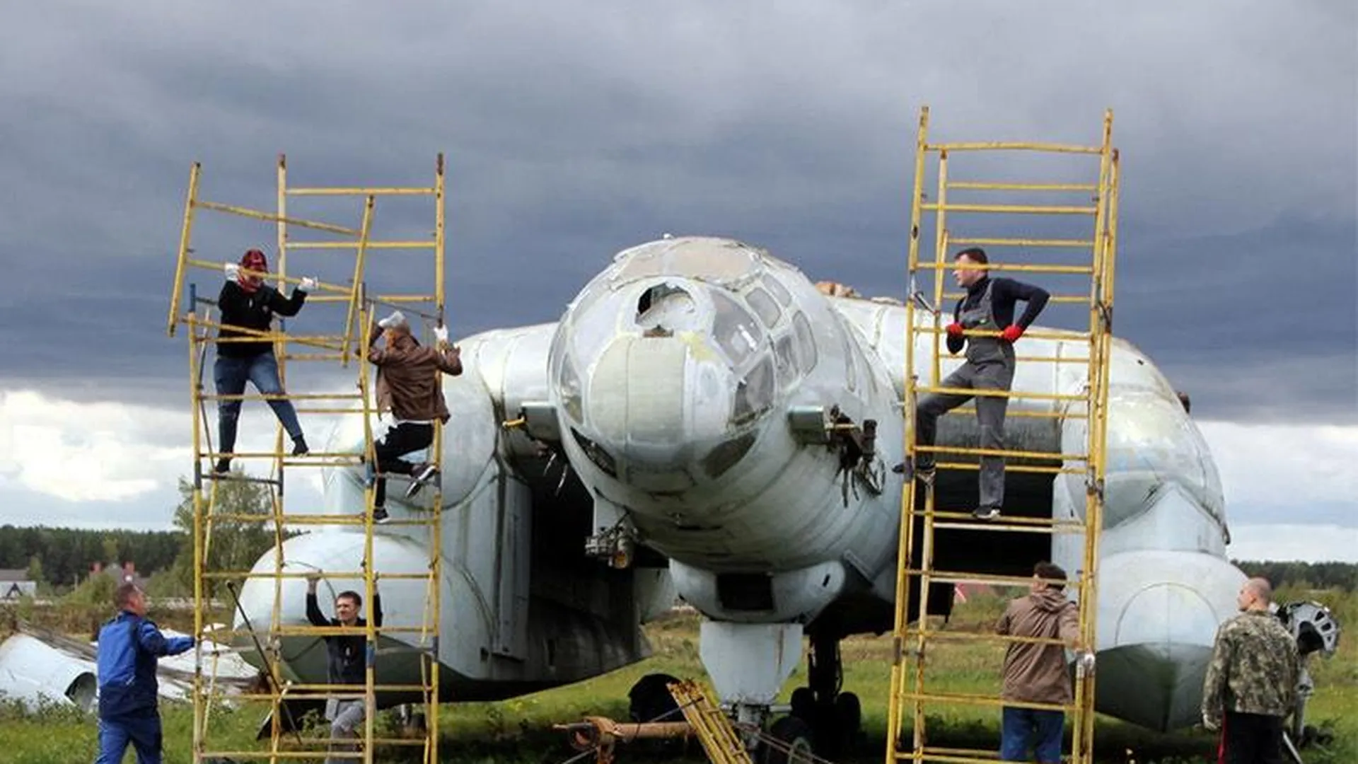 Самолеты разных эпох реставрируют добровольцы в Монино    