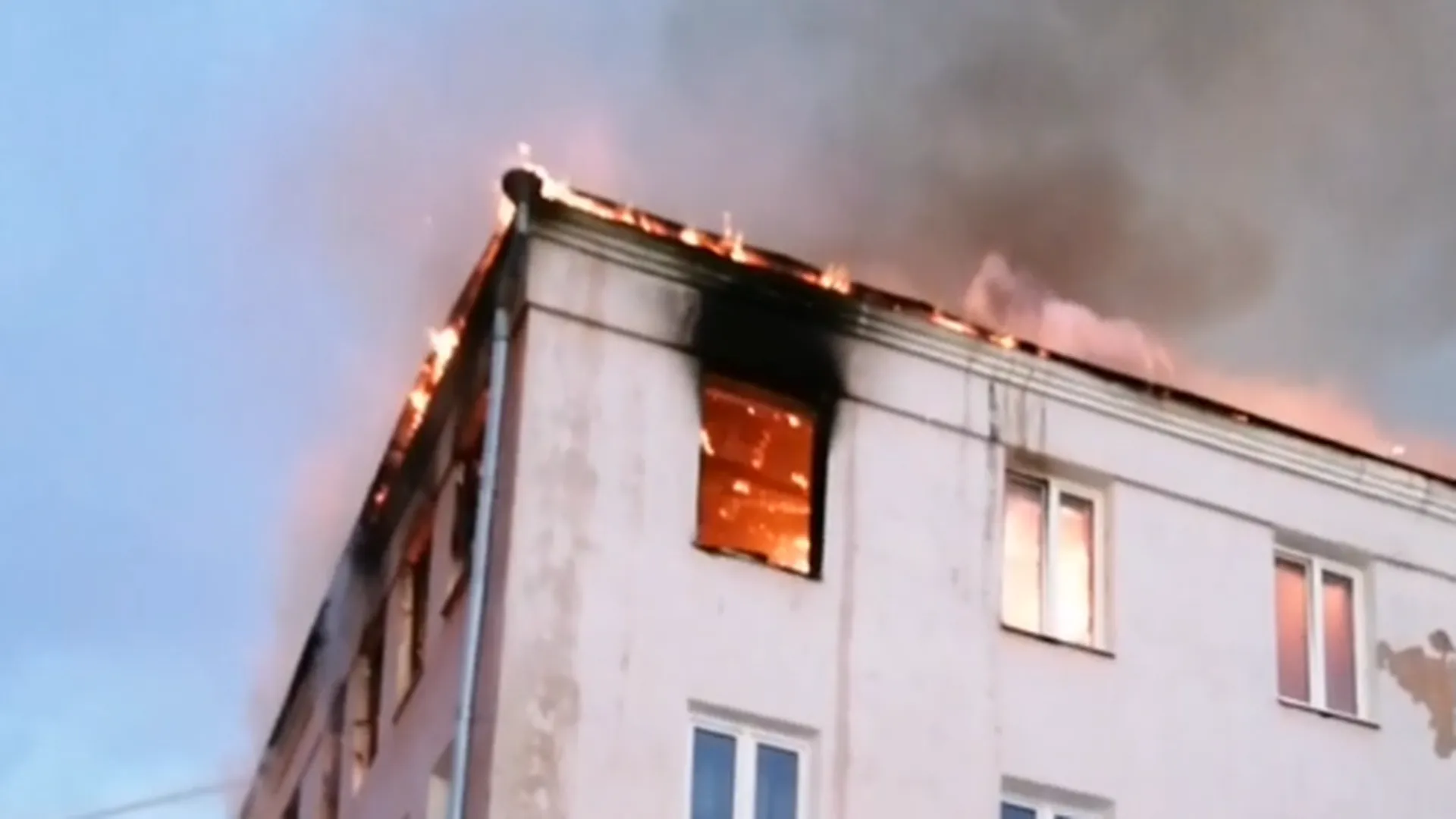 Пожар с крыши дома в Орехово-Зуеве перекинулся на квартиры. Видео