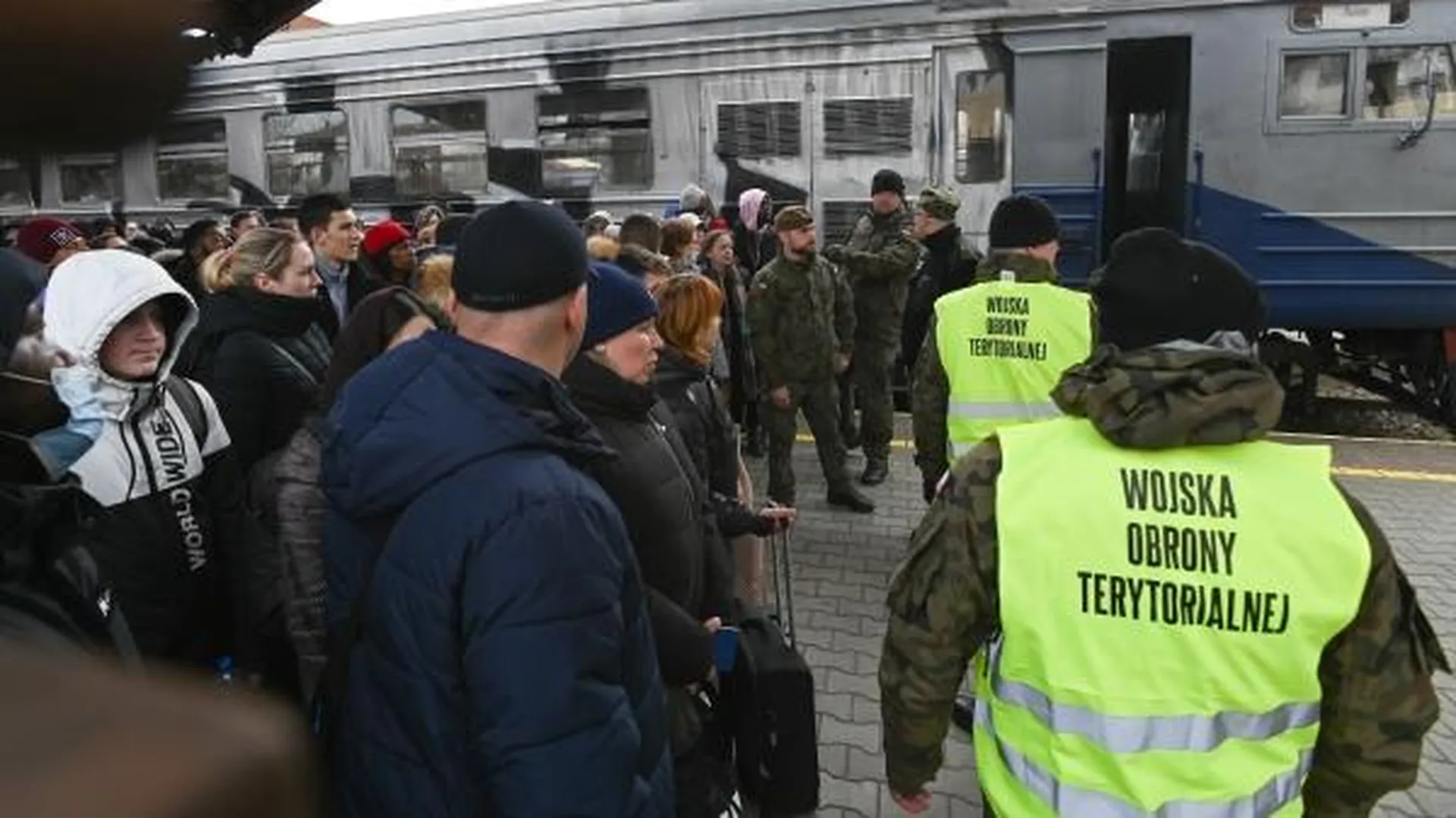 Жители Украины на железнодорожном вокзале в Пшемысле, прибывшие в Польшу из Львова