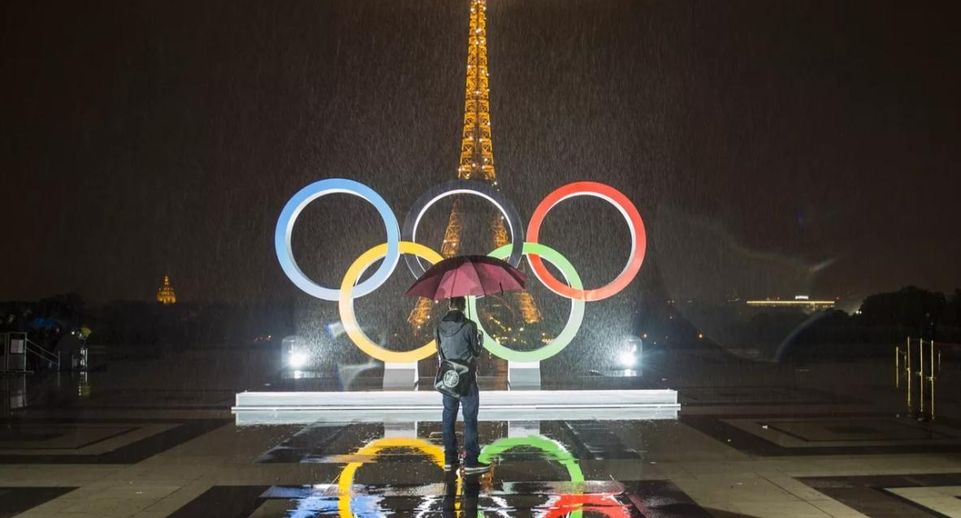 Мужчина в разноцветных плавках прервал серию женских заплывов на ОИ в Париже