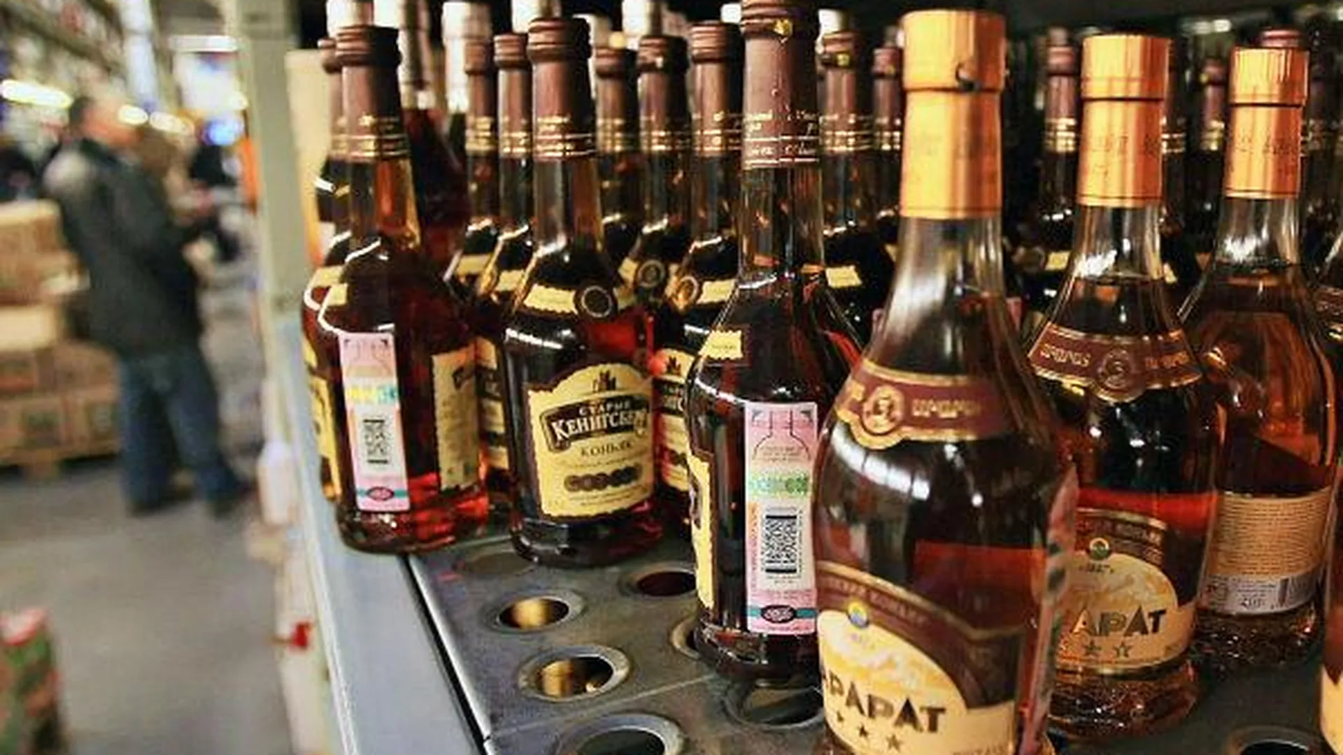 Около 200 литров алкоголя изъяли из магазина в Клину