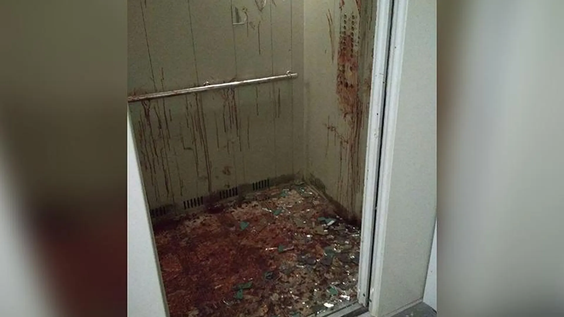 В декорацию к фильму ужасов превратил лифт нетрезвый мужчина в Лобне