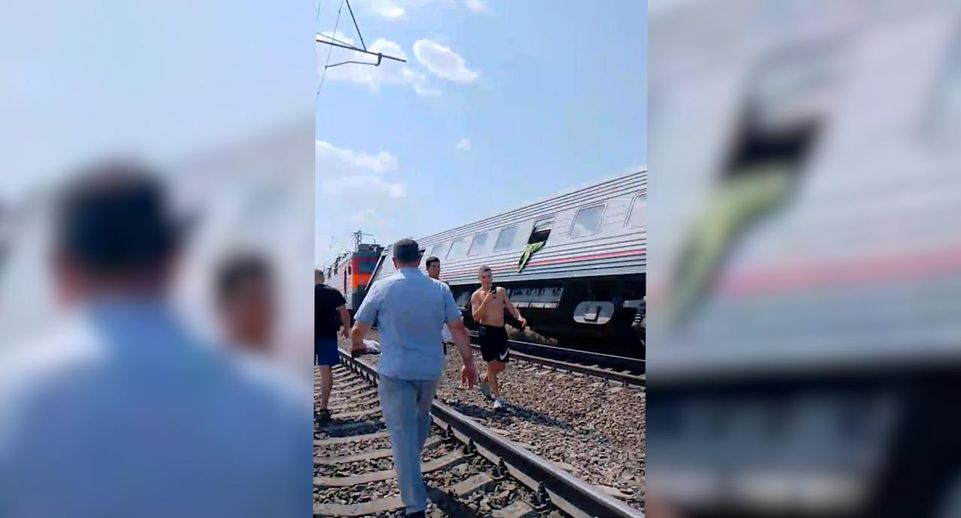 Водителя грузовика госпитализировали после столкновения с поездом под Волгоградом