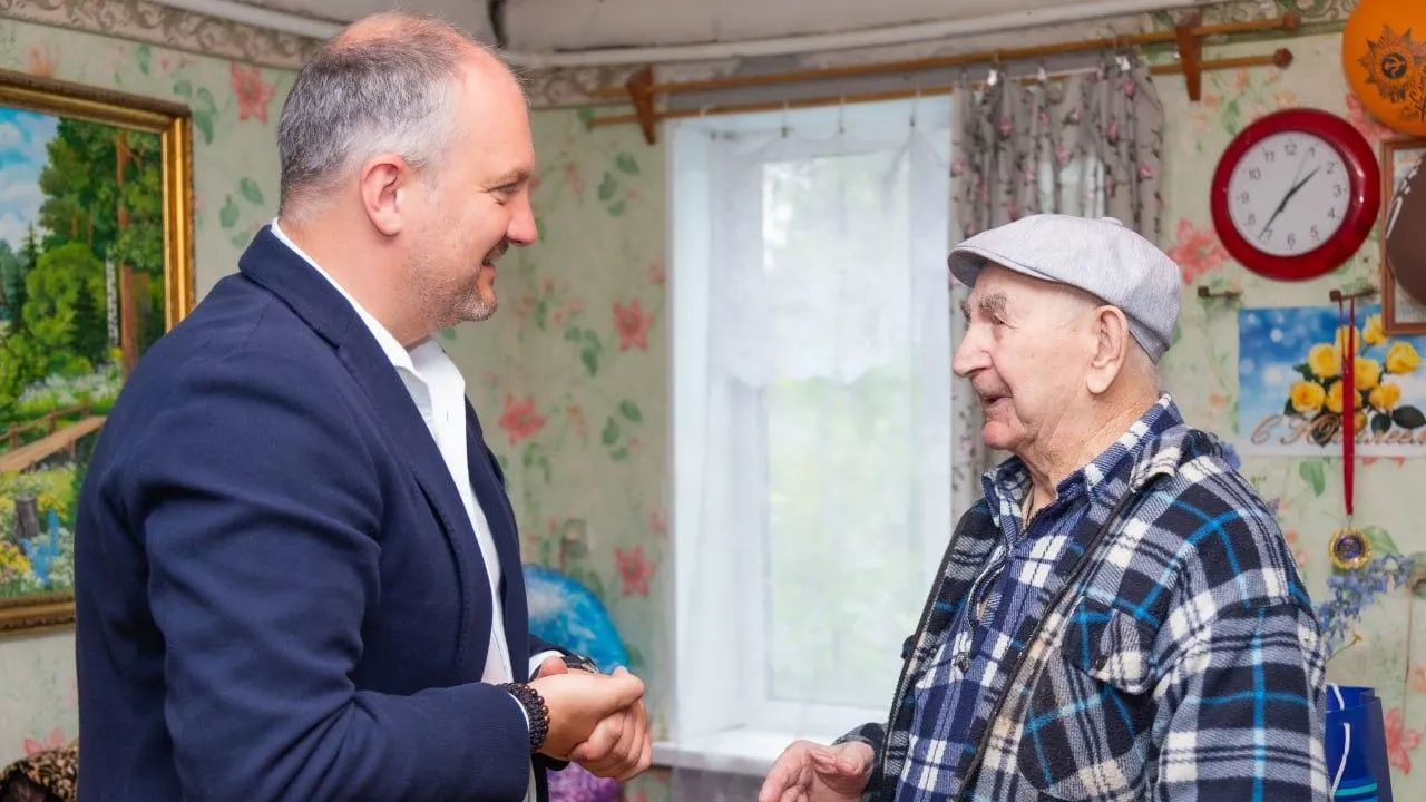 Глава Каширы поздравил ветерана ВОВ Виктора Медведева с 98-летием