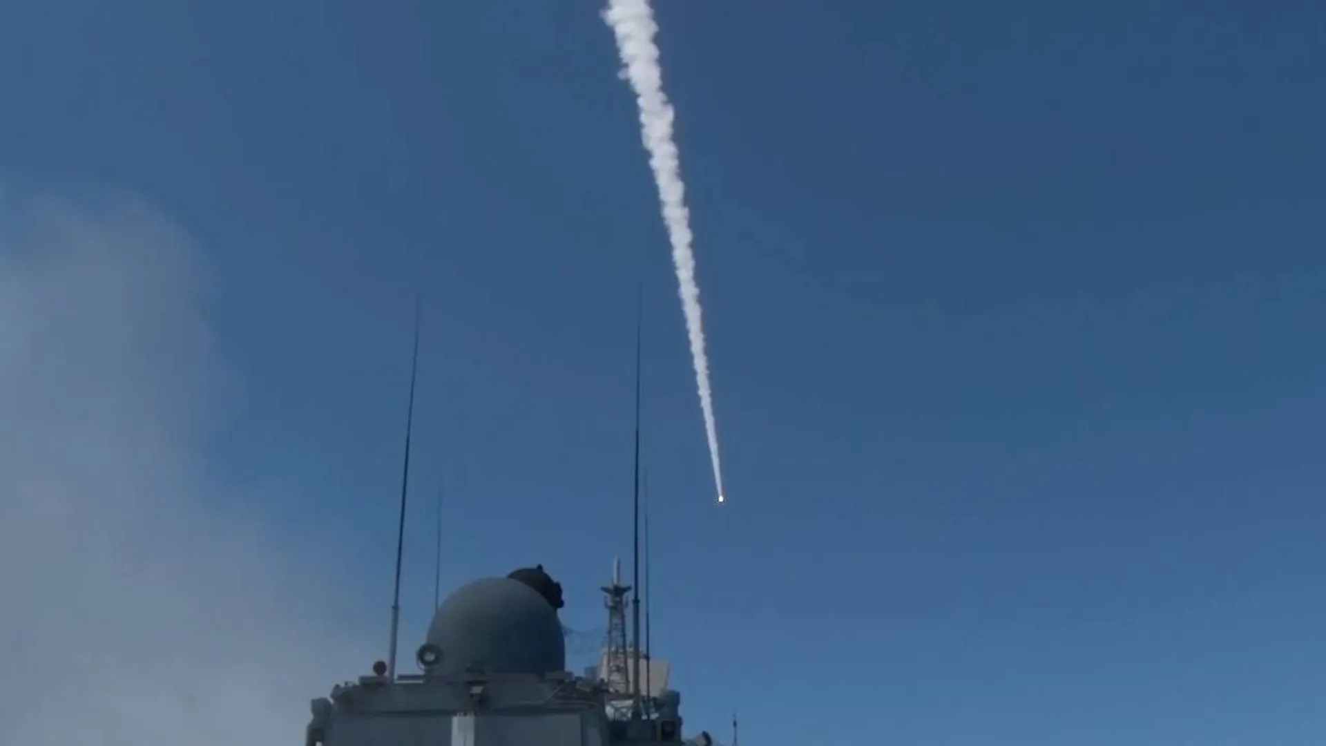 Нанесение удара оружием морского базирования по военным объектам Украины сняли на видео