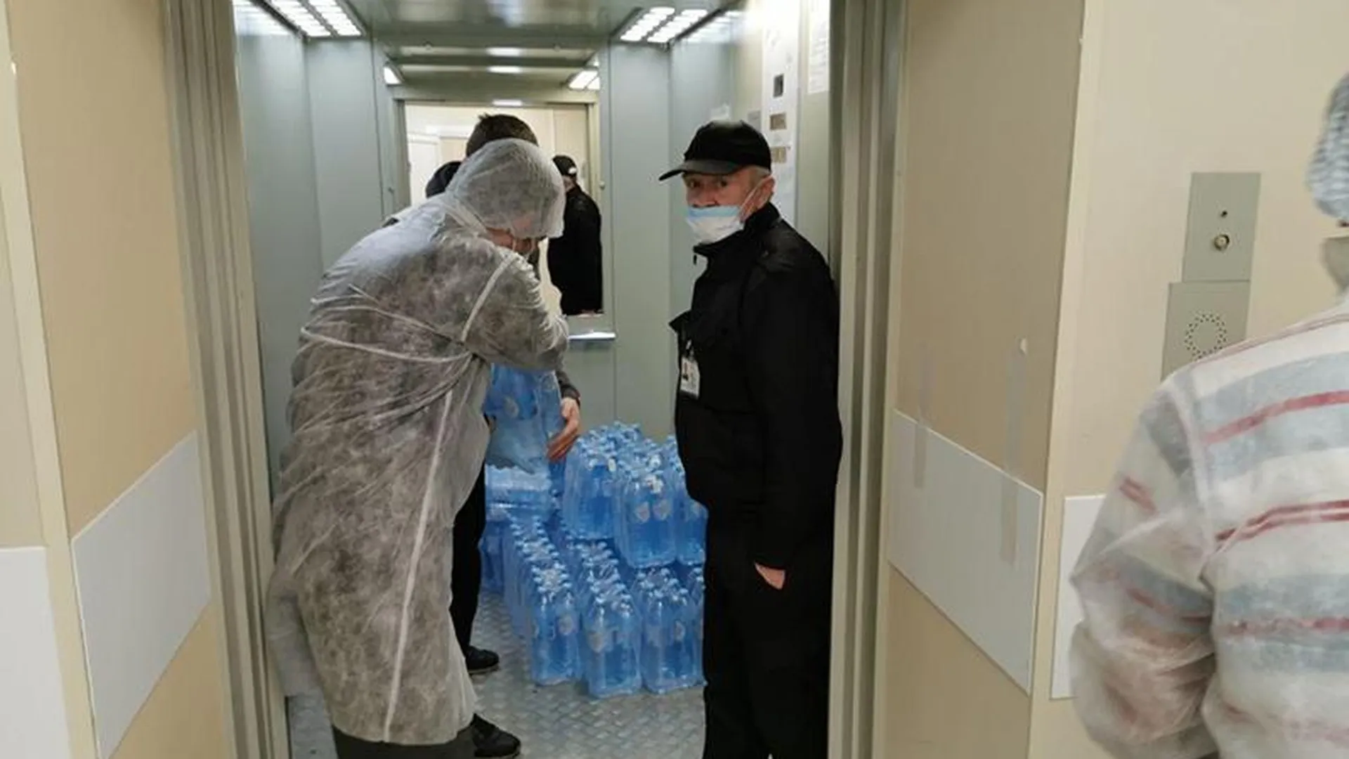 Активисты передали медикам в Люберцах три тысячи бутылок с водой 