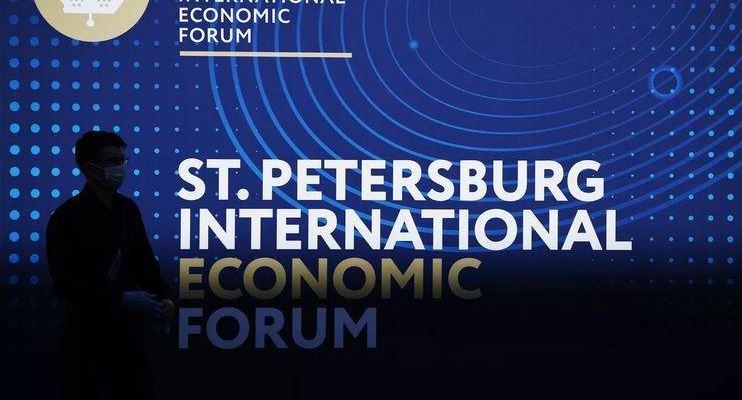 Песков: ПМЭФ подтвердил свой международный статус после введения санкций