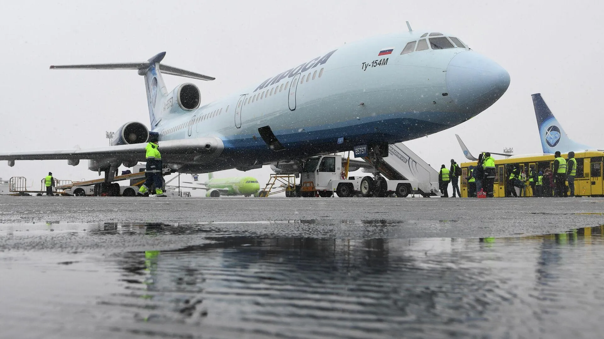 Самолет «Алросы» столкнулся со спецтехникой в аэропорту Новосибирска