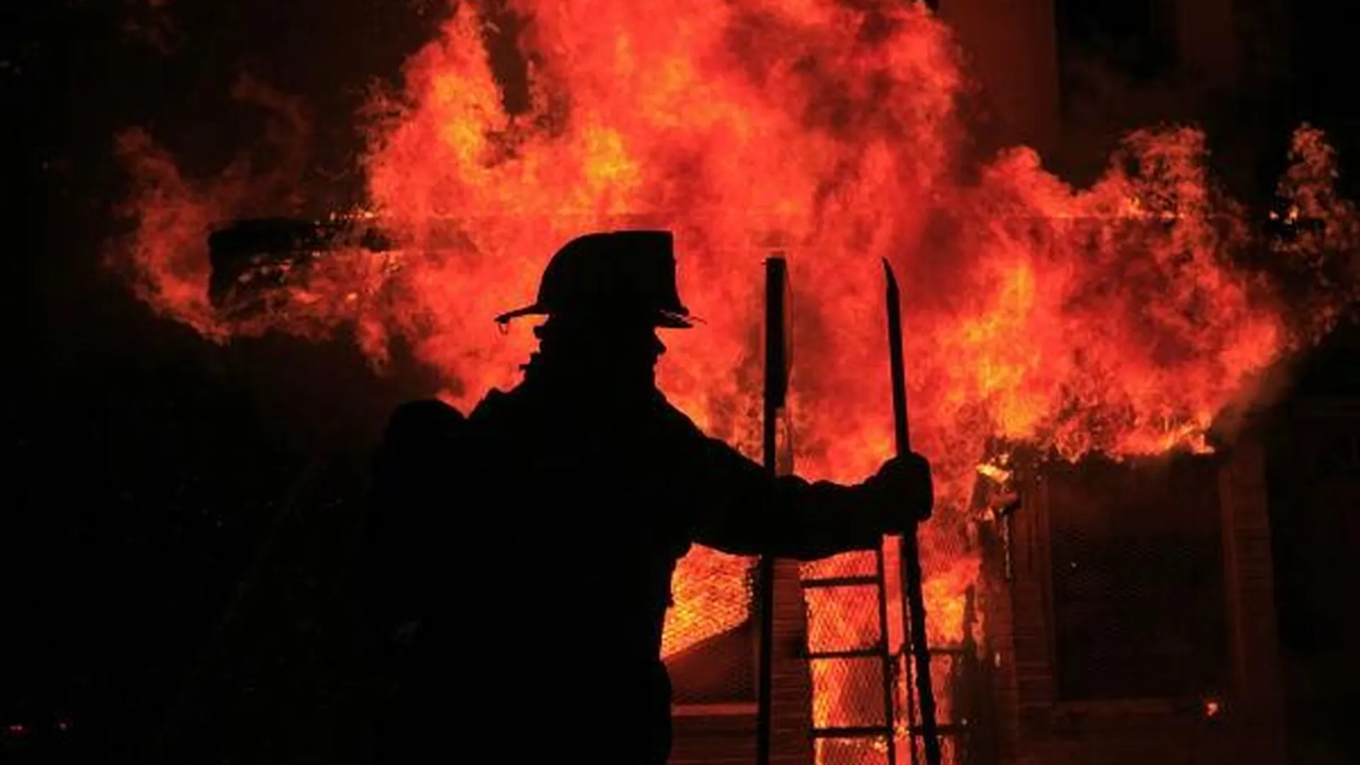 Один человек спасен во время пожара в области за минувшие сутки