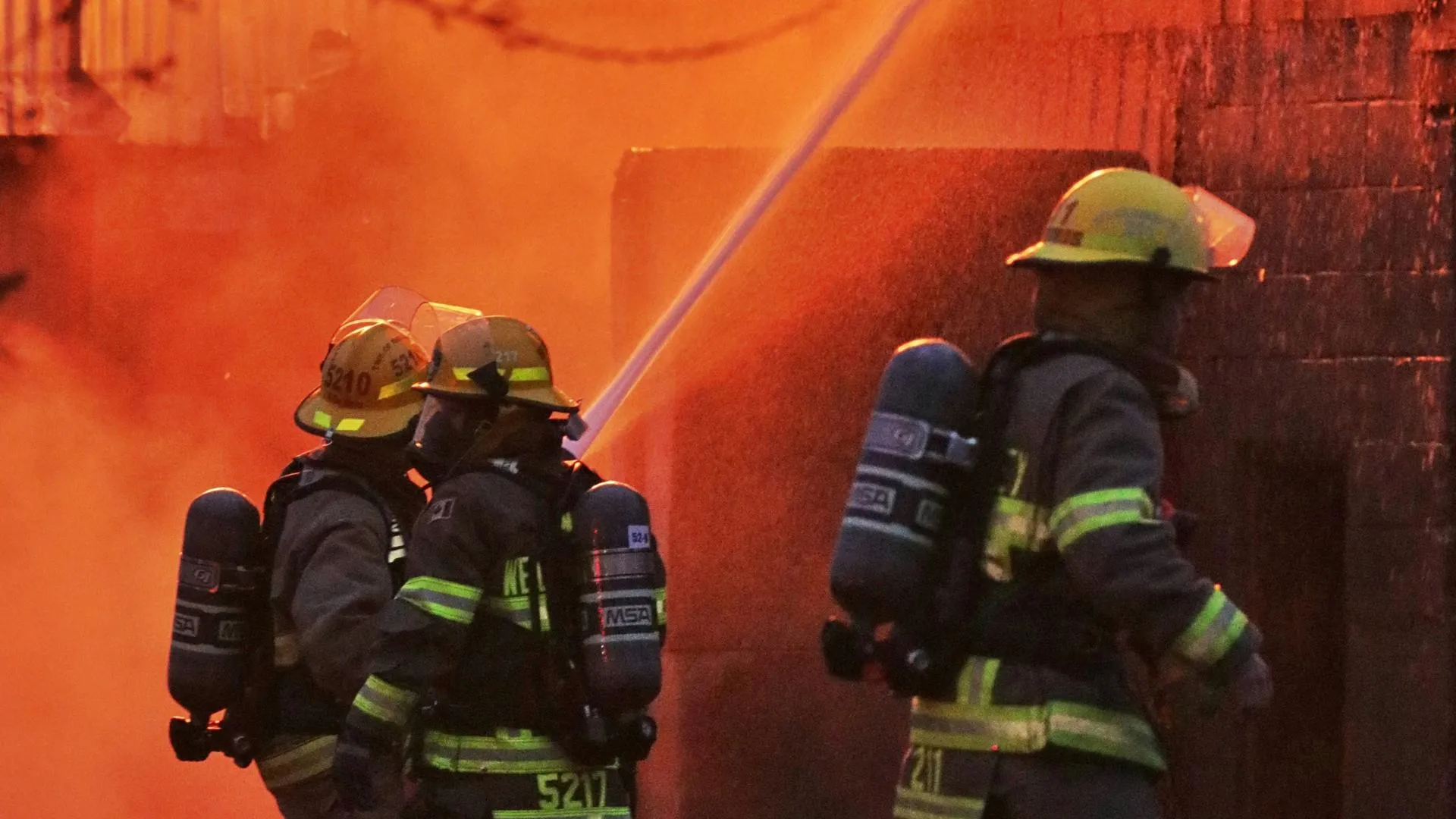 Крупный пожар практически уничтожил ТЦ в Варшаве