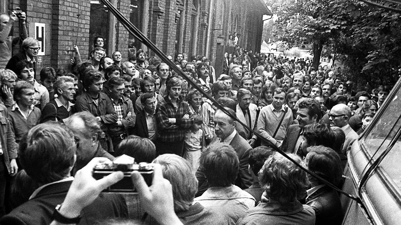 Члены правительственной делегации прибыли на переговоры с Межзаводским забастовочным комитетом Гданьска, 1980 год