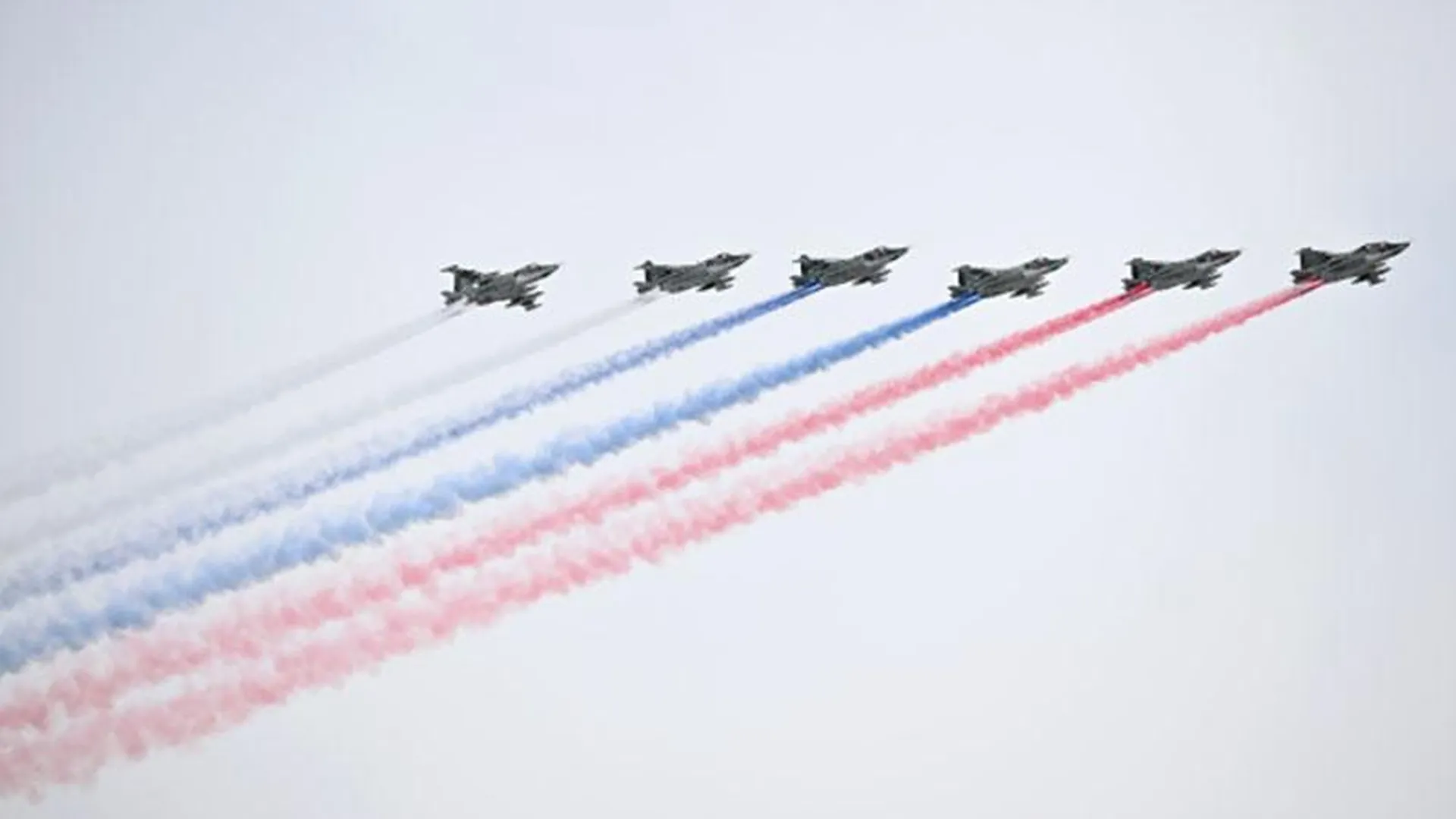 Пролет авиации завершил парад Победы на Красной площади