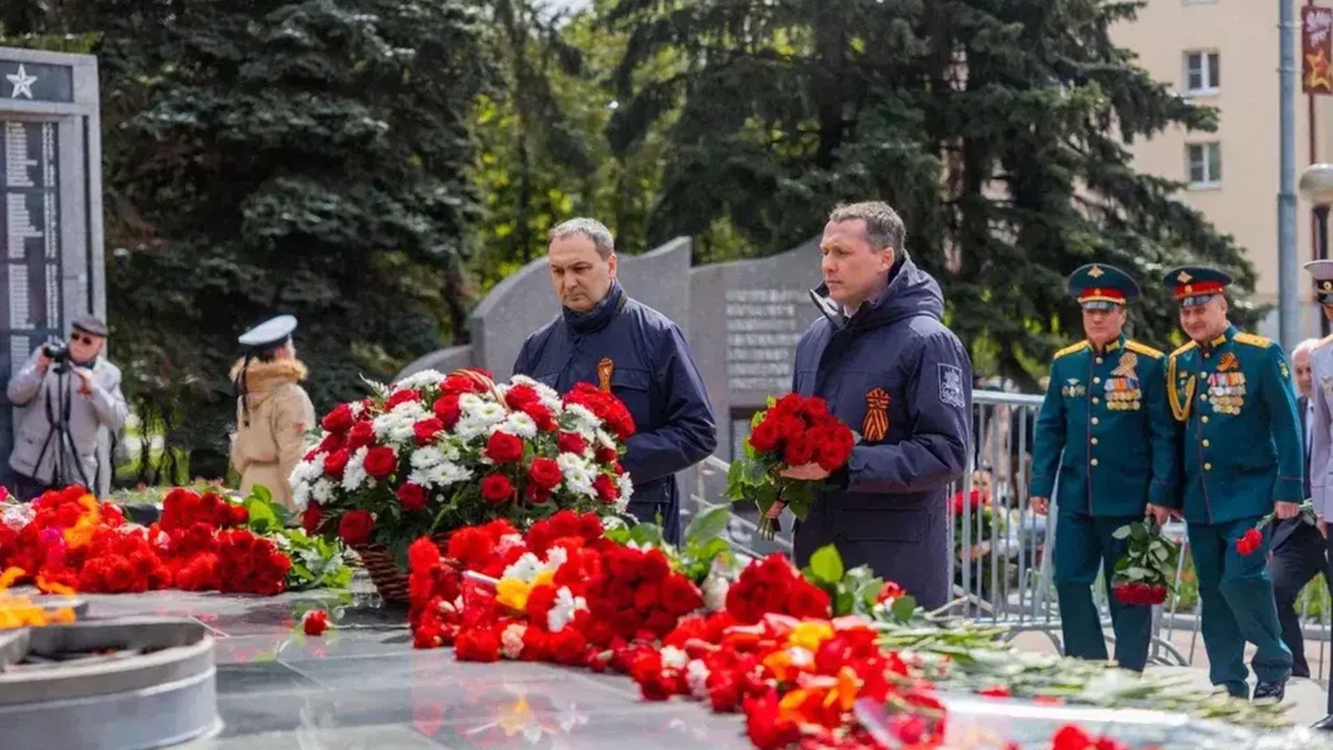 Министр благоустройства Хайкин возложил цветы 9 Мая в Домодедове