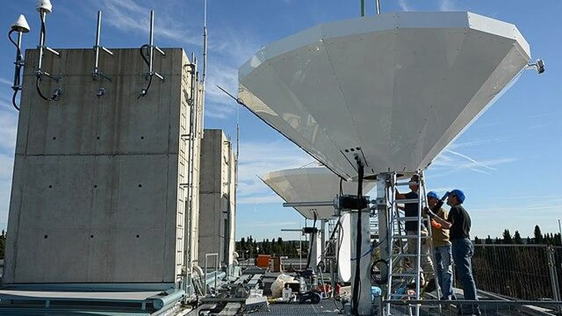 Установка антенны для получения сигнала от спутниковой системы Galileo, Италия